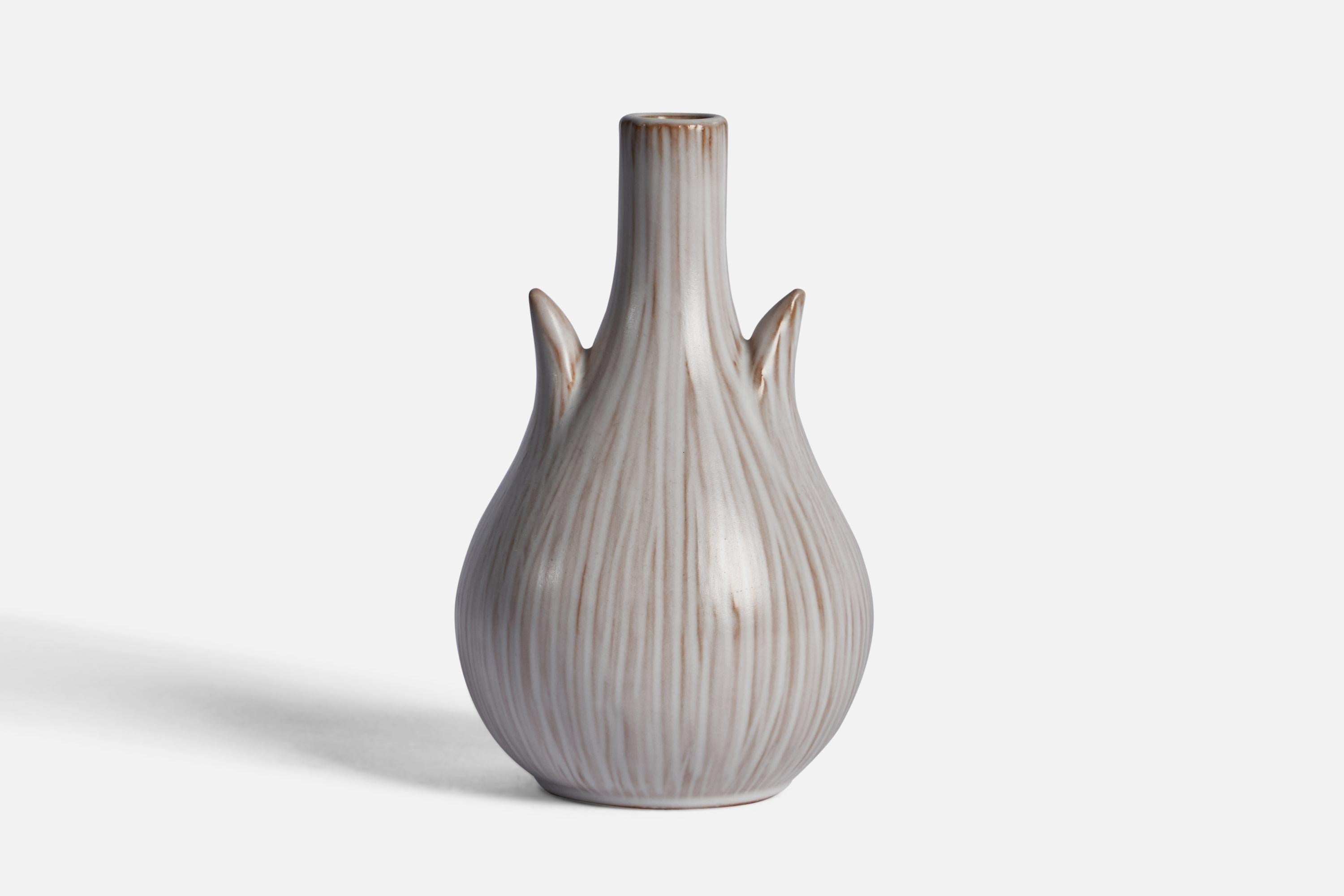 Vase émaillé blanc cassé conçu et produit par Ejvind Nielsen, Danemark, c.C. 1960.