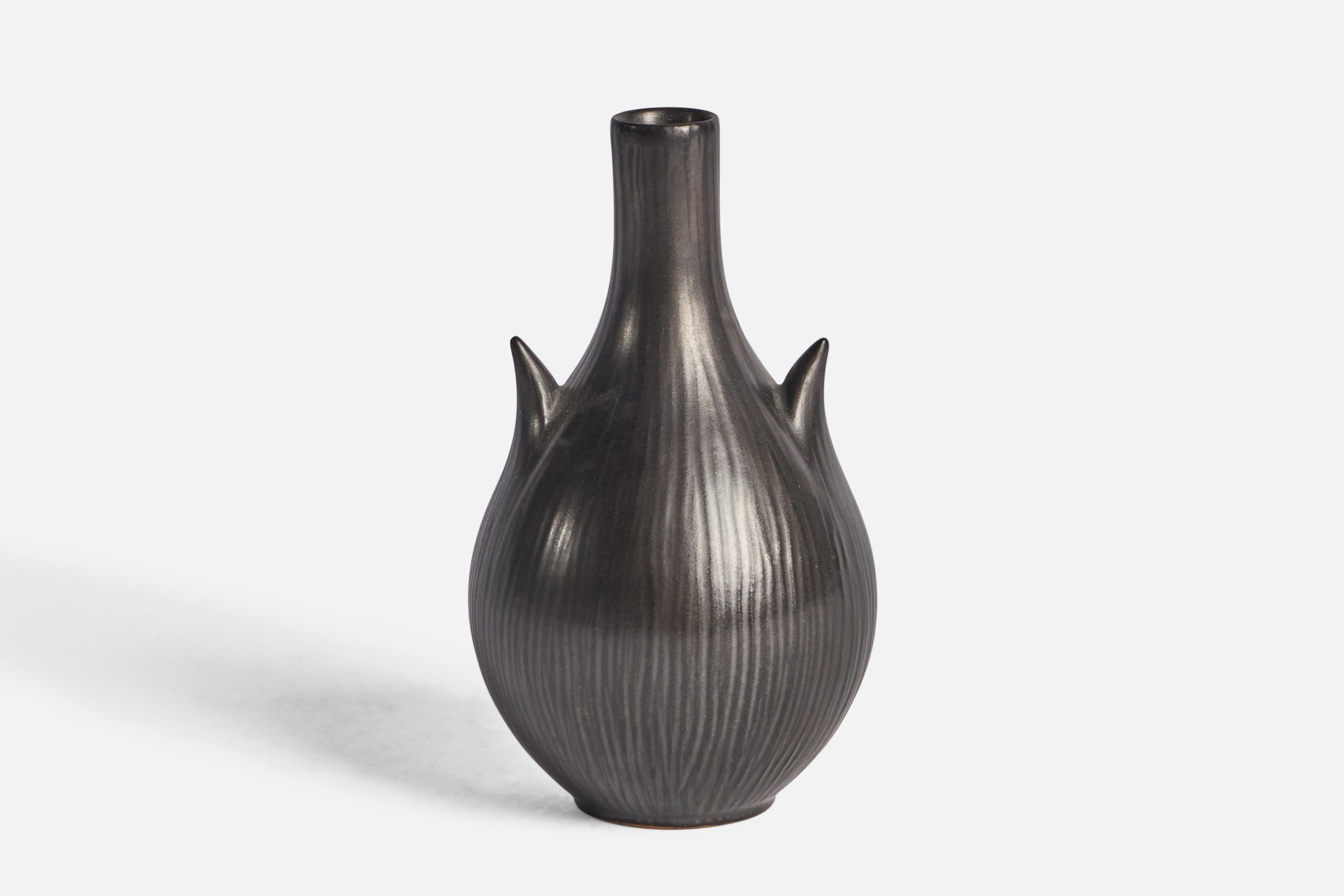 Schwarz glasierte und geritzte Vase, entworfen und hergestellt von Ejvind Nielsen, Dänemark, ca. 1960er Jahre.

Unterschrift auf der Unterseite auf dem Foto