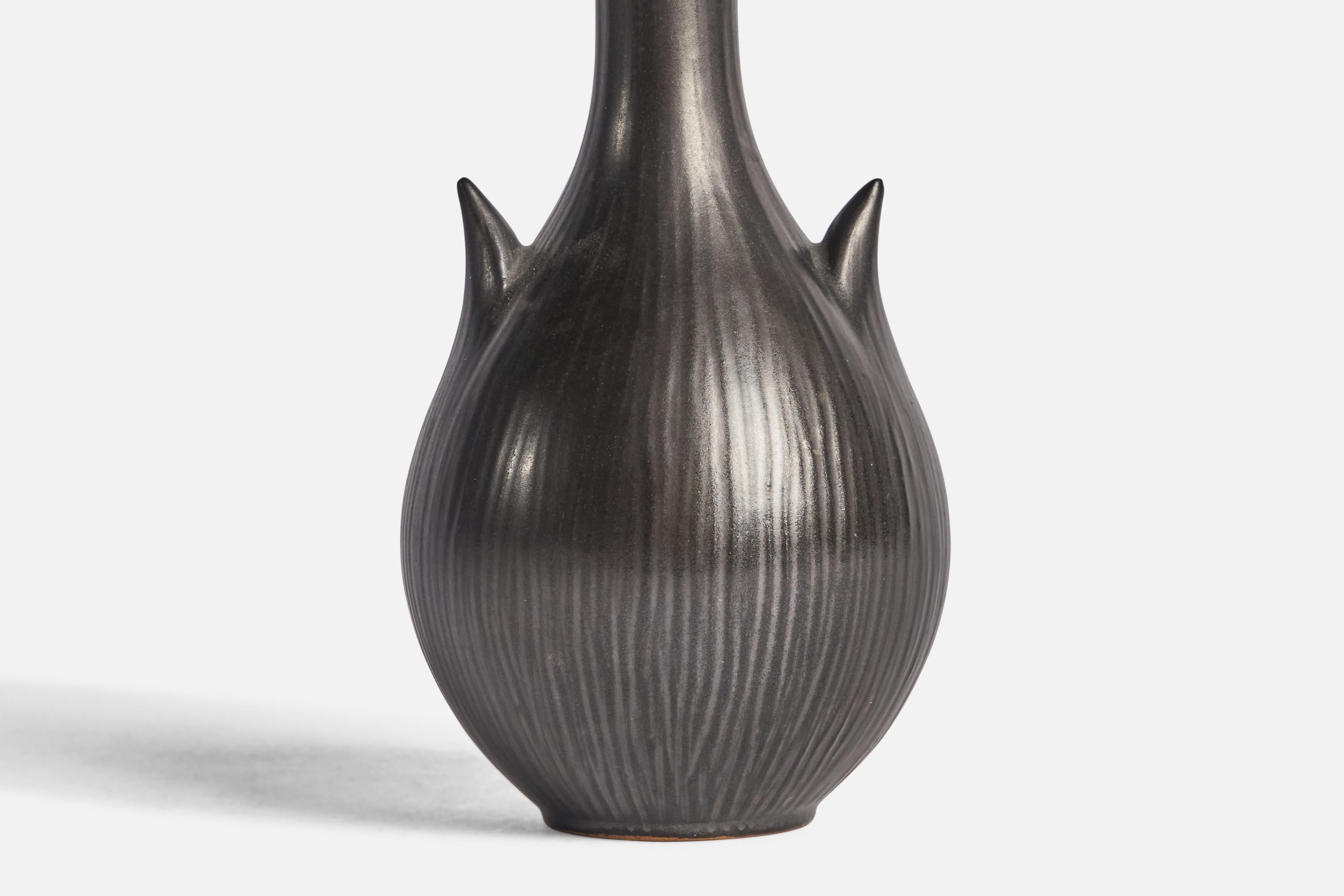 Ejvind Nielsen, Vase, Stoneware, Denmark, 1960s In Good Condition For Sale In High Point, NC