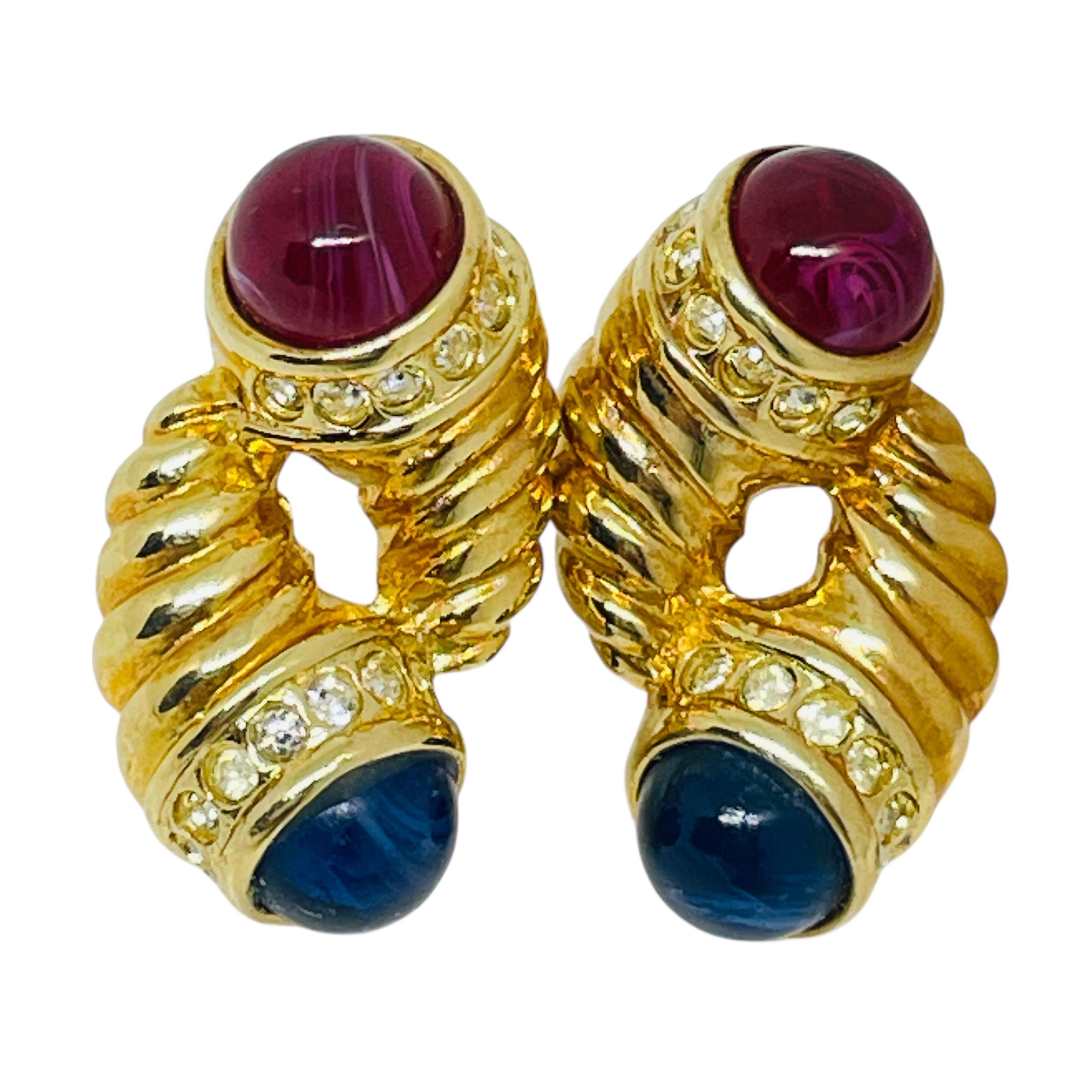EKS ha firmato degli orecchini a clip vintage in vetro con rubino e zaffiro, in tonalità oro.