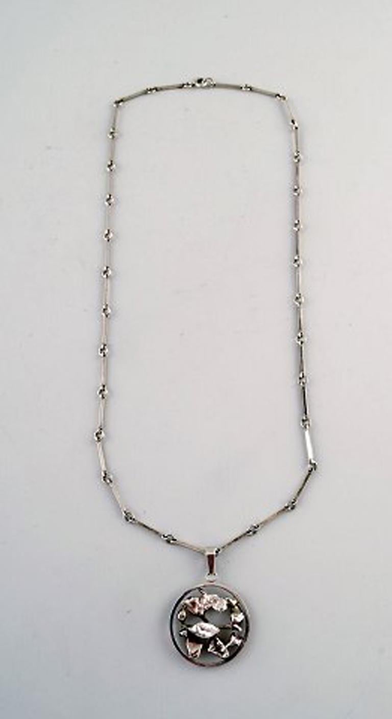 Ekenäs gold Nandor Kocsan, Hungarian-Swedish silversmith. Modernist silver necklace with organic pendant. 1972.
Stamped.
In very good condition.
Pendant diameter: 3.5 cm. Chain total length: 61.5 cm.
