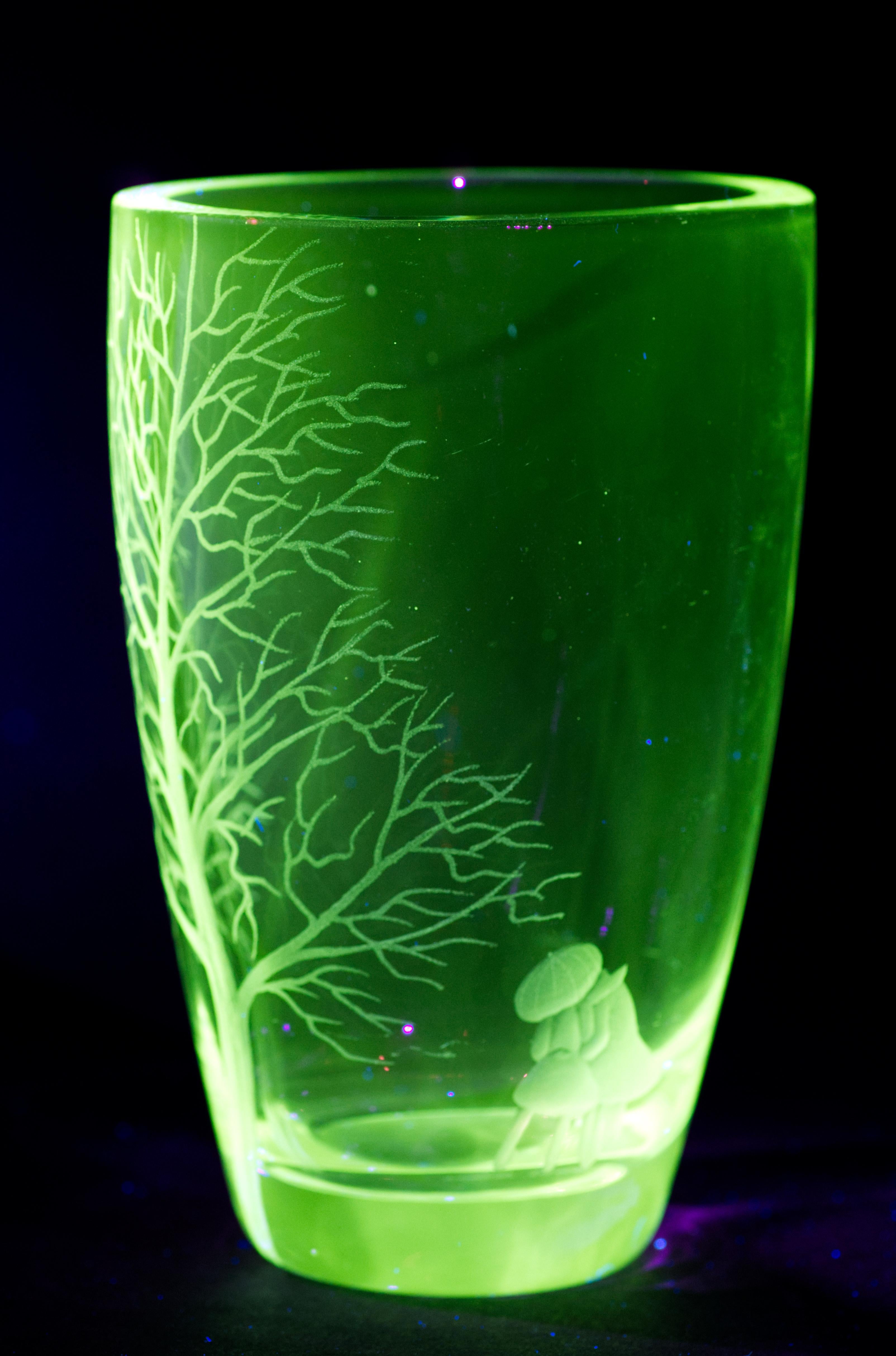 Vaso di cristallo inciso Ekenäs Sweden, si illumina ai raggi UV in vendita 6