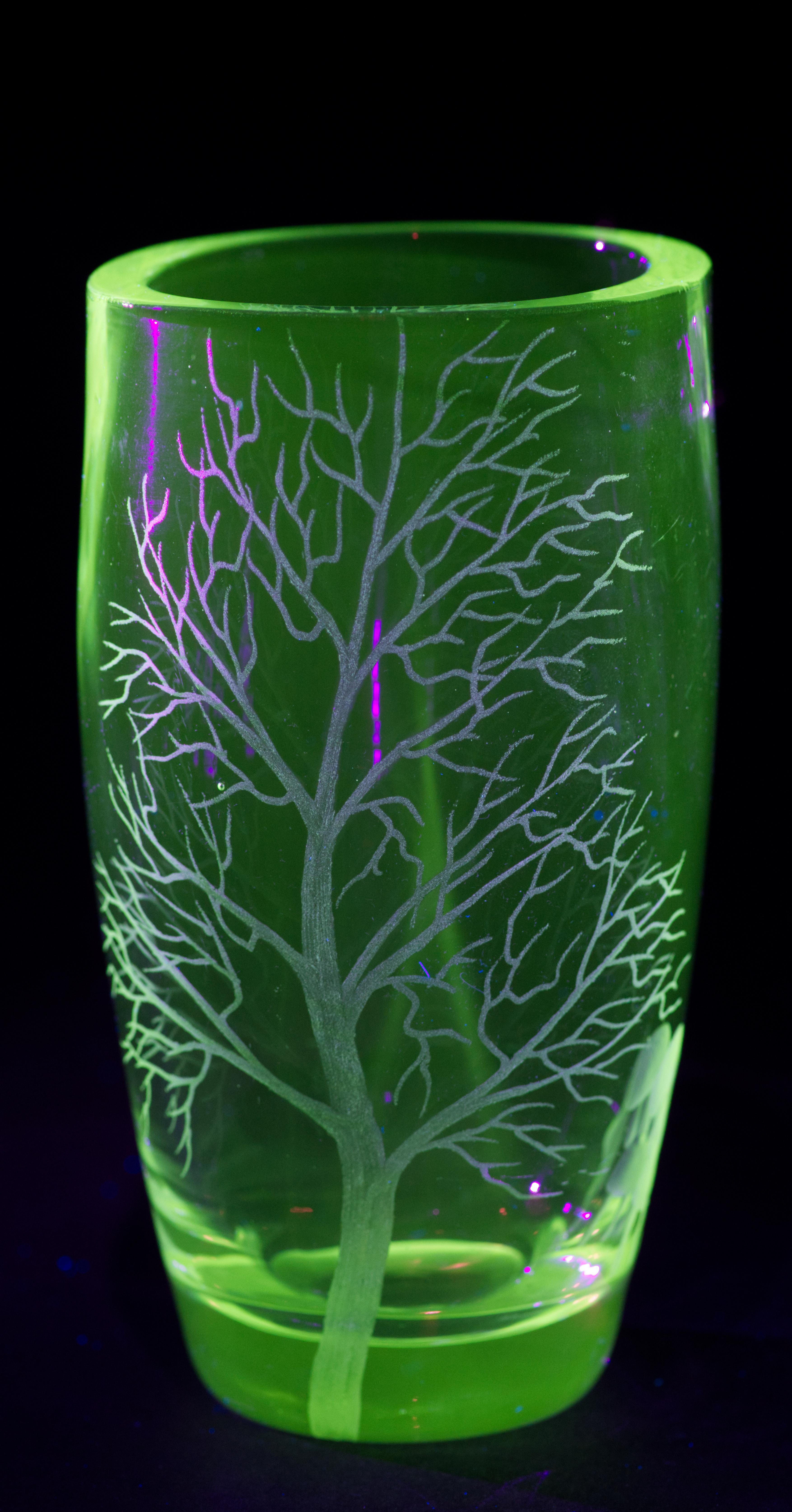 Scandinavo moderno Vaso di cristallo inciso Ekenäs Sweden, si illumina ai raggi UV in vendita