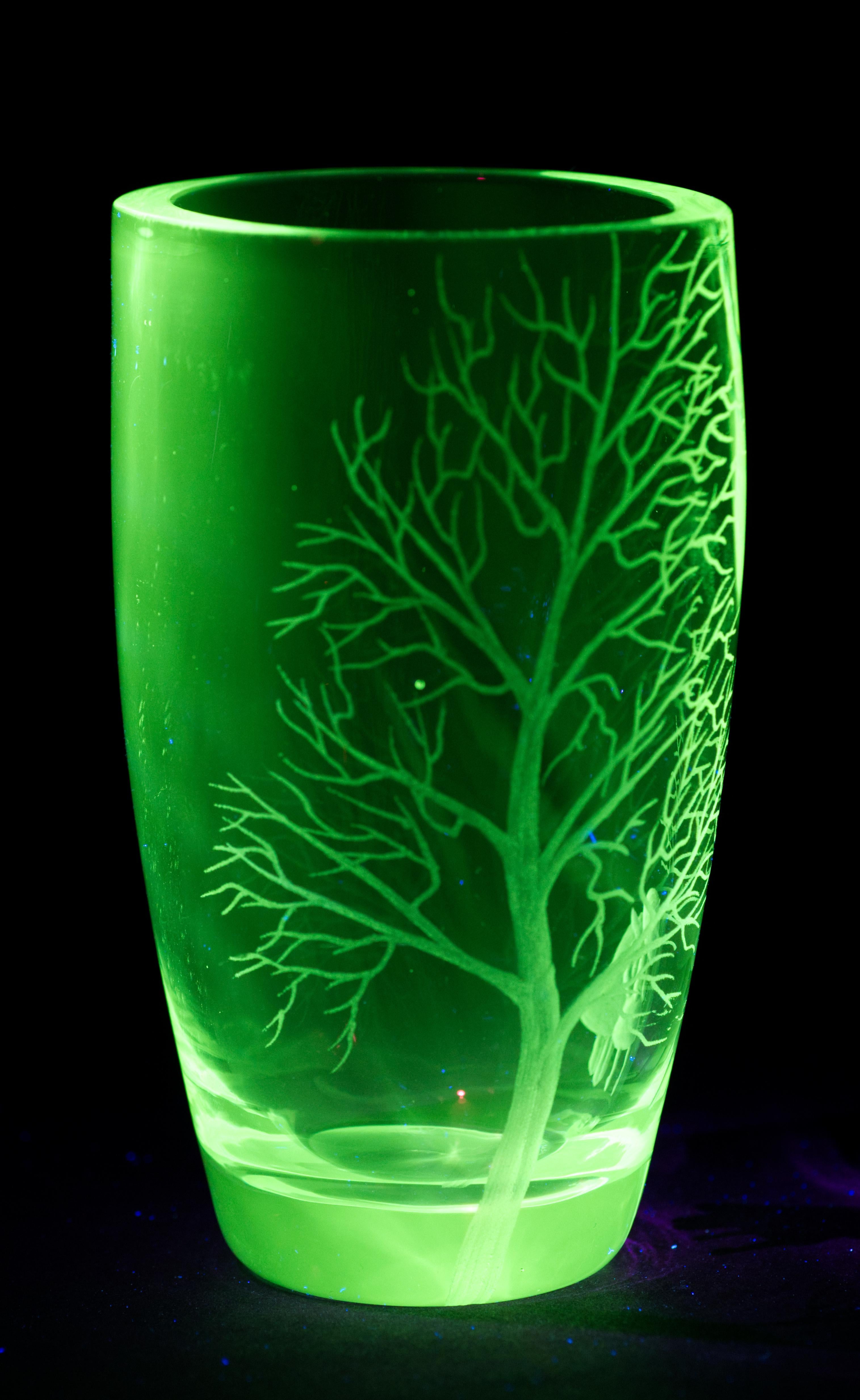 Svedese Vaso di cristallo inciso Ekenäs Sweden, si illumina ai raggi UV in vendita