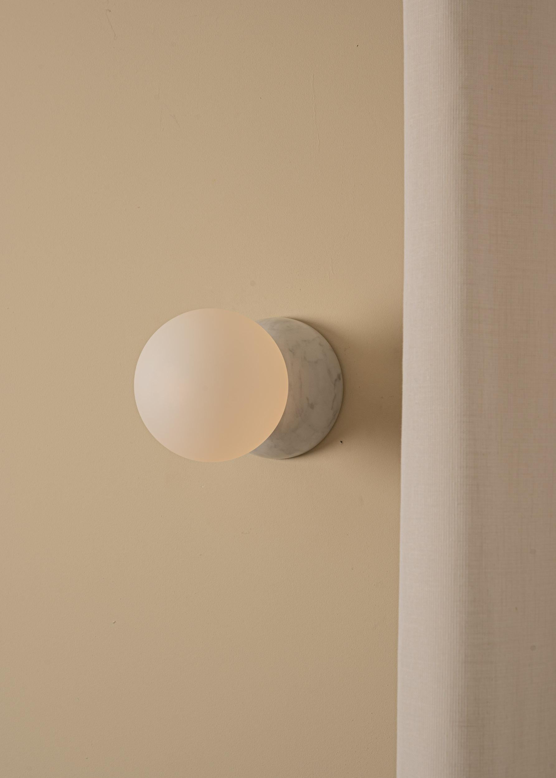Eklipso White Marble Wall Sconce by Simone & Marcel
Dimensions: D 19,5 x W 14 x H 14 cm.
Materials: White marble and glass.

Available in different marble, brass, steel and alabaster options and finishes. Custom options available on request. Please