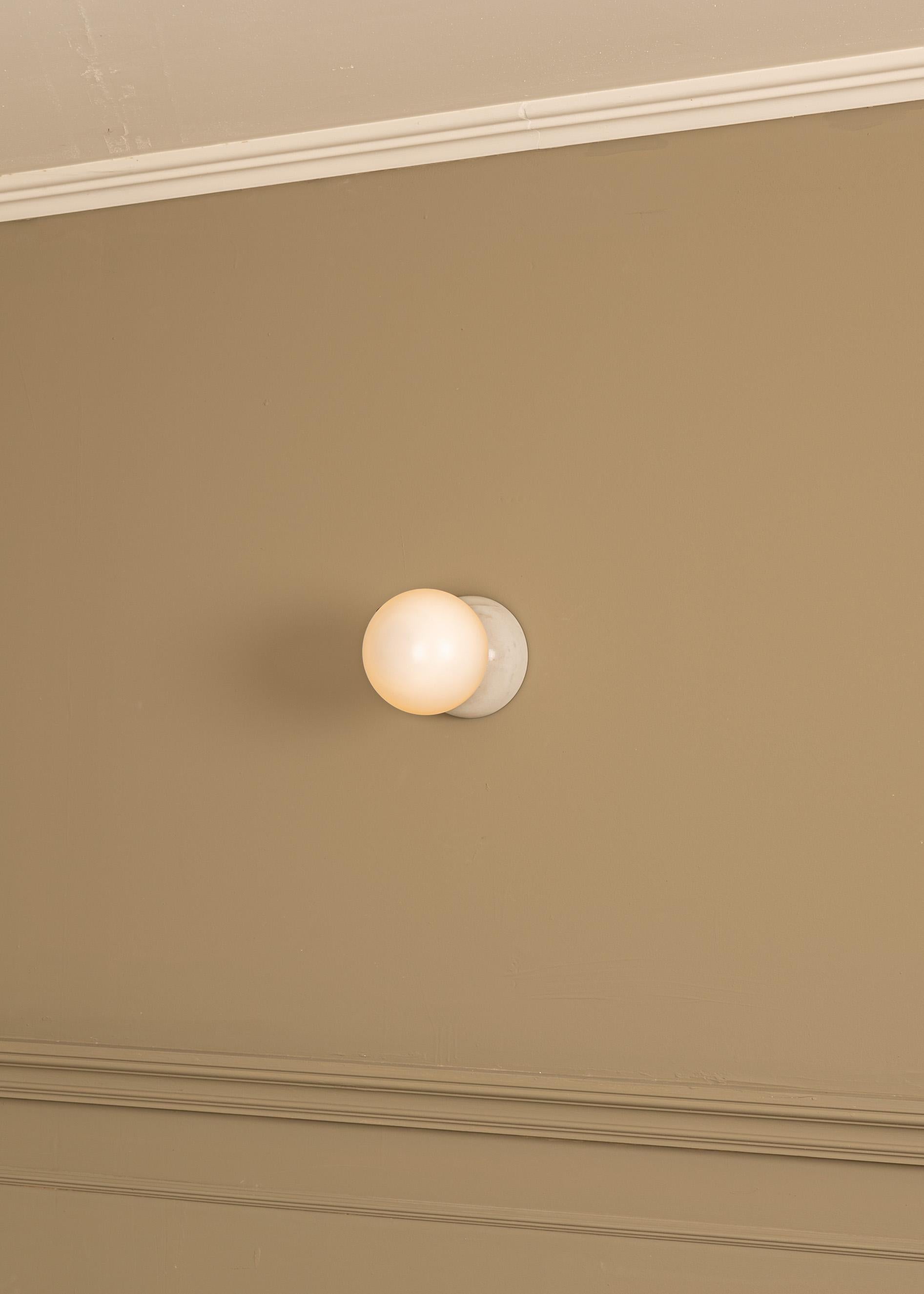 Aplique de pared de mármol blanco Eklipso de Simone & Marcel Posmoderno en venta