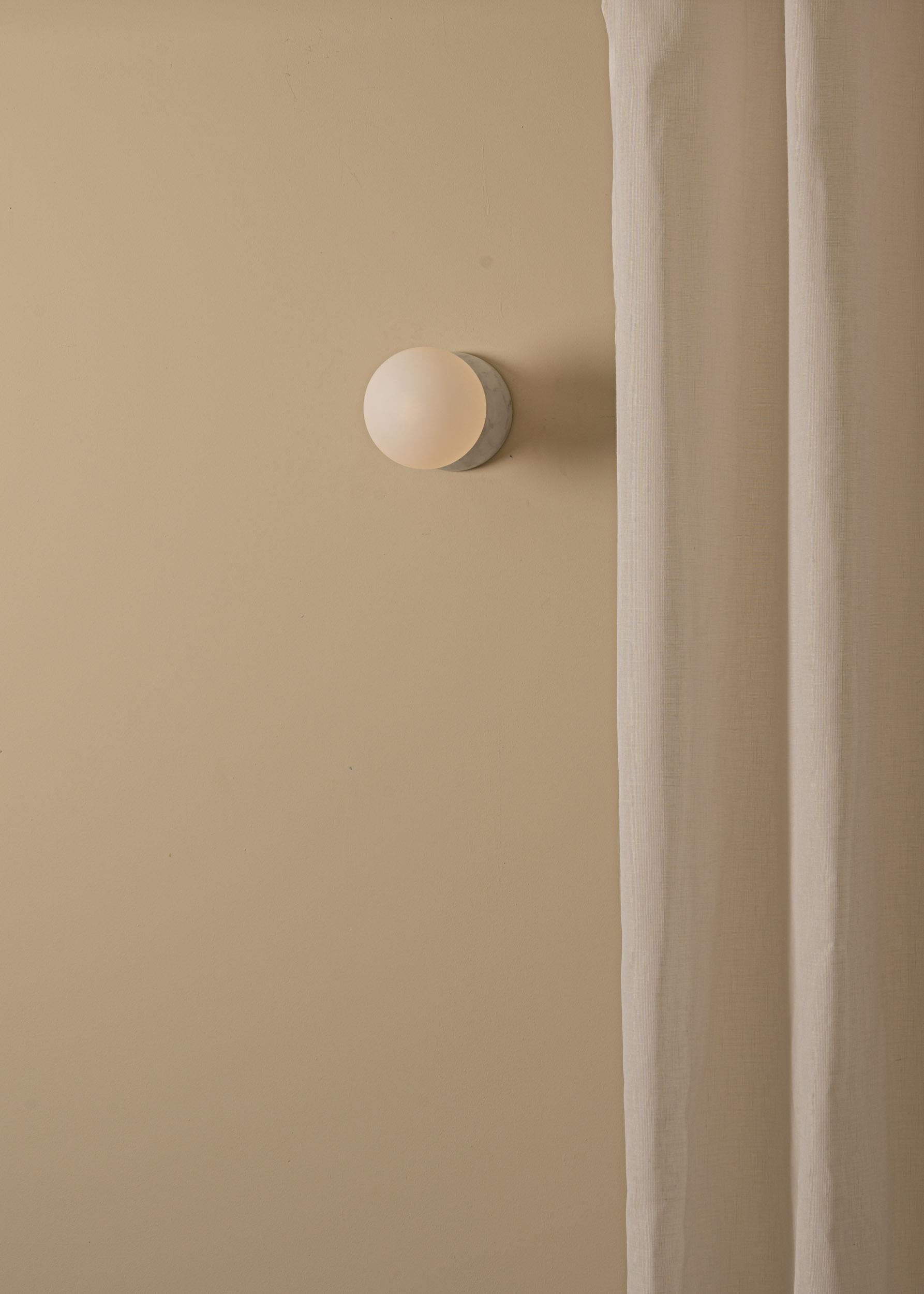 Eklipso White Marble Wall Sconce by Simone & Marcel In New Condition For Sale In Geneve, CH