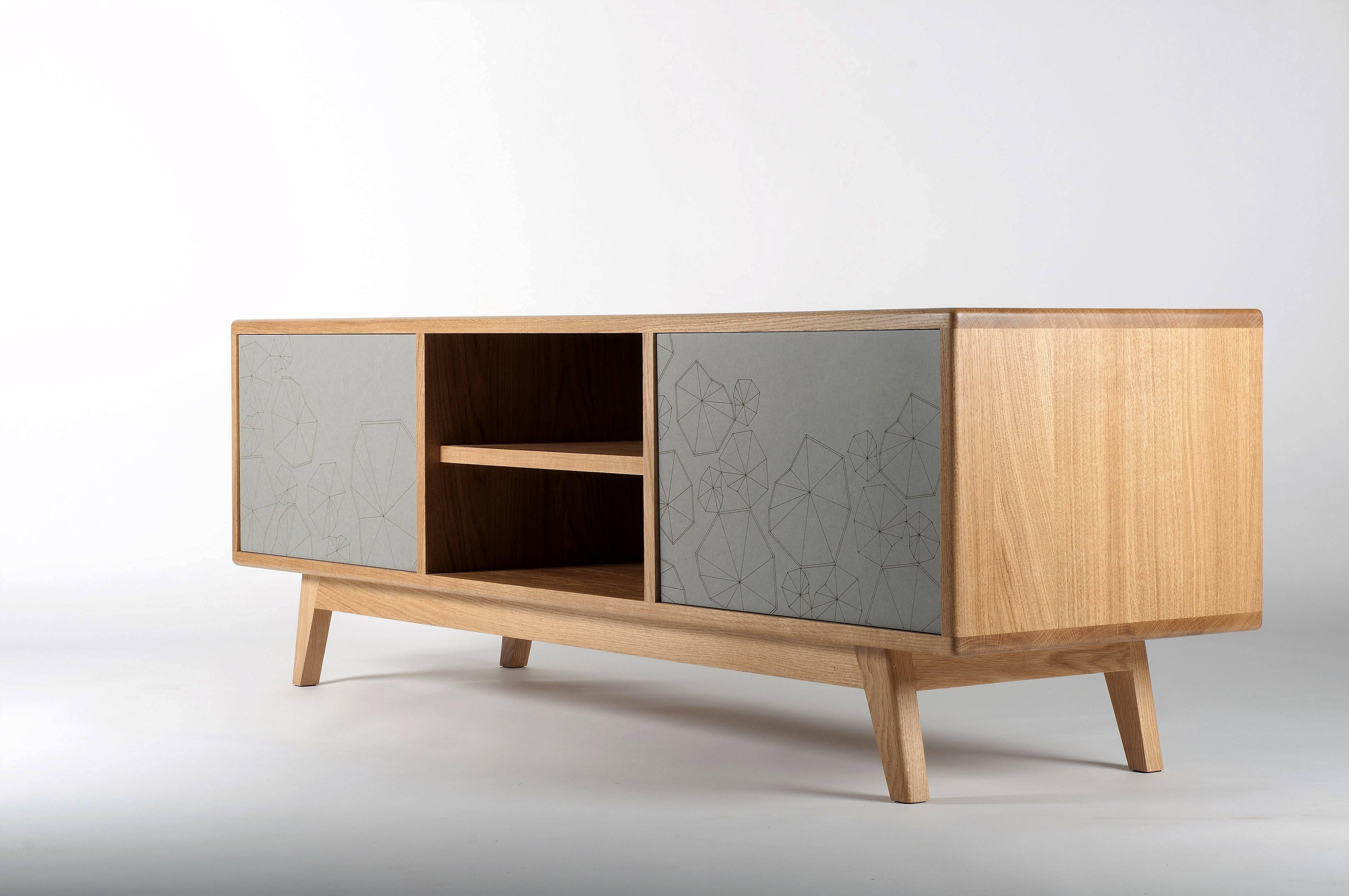 Between vintage and modernity, this Scandinavian cabinet takes over the formal codes of the 1950s by adding a graphic motif inscribing it in its time.
This TV stand is made of oak and Valchromat (composite panel stained in the mass).