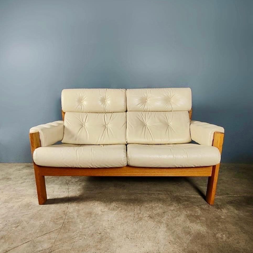 New Stock ✅

Mid Century Ekornes Amigo Matching Stressless Two Seater Sofa and Armchair In Cream Leather

Handsome and comfortable “Amigo” armchair and 2 seater sofa made in Norway by high quality furniture manufacturer, Ekornes from the late 1970s.