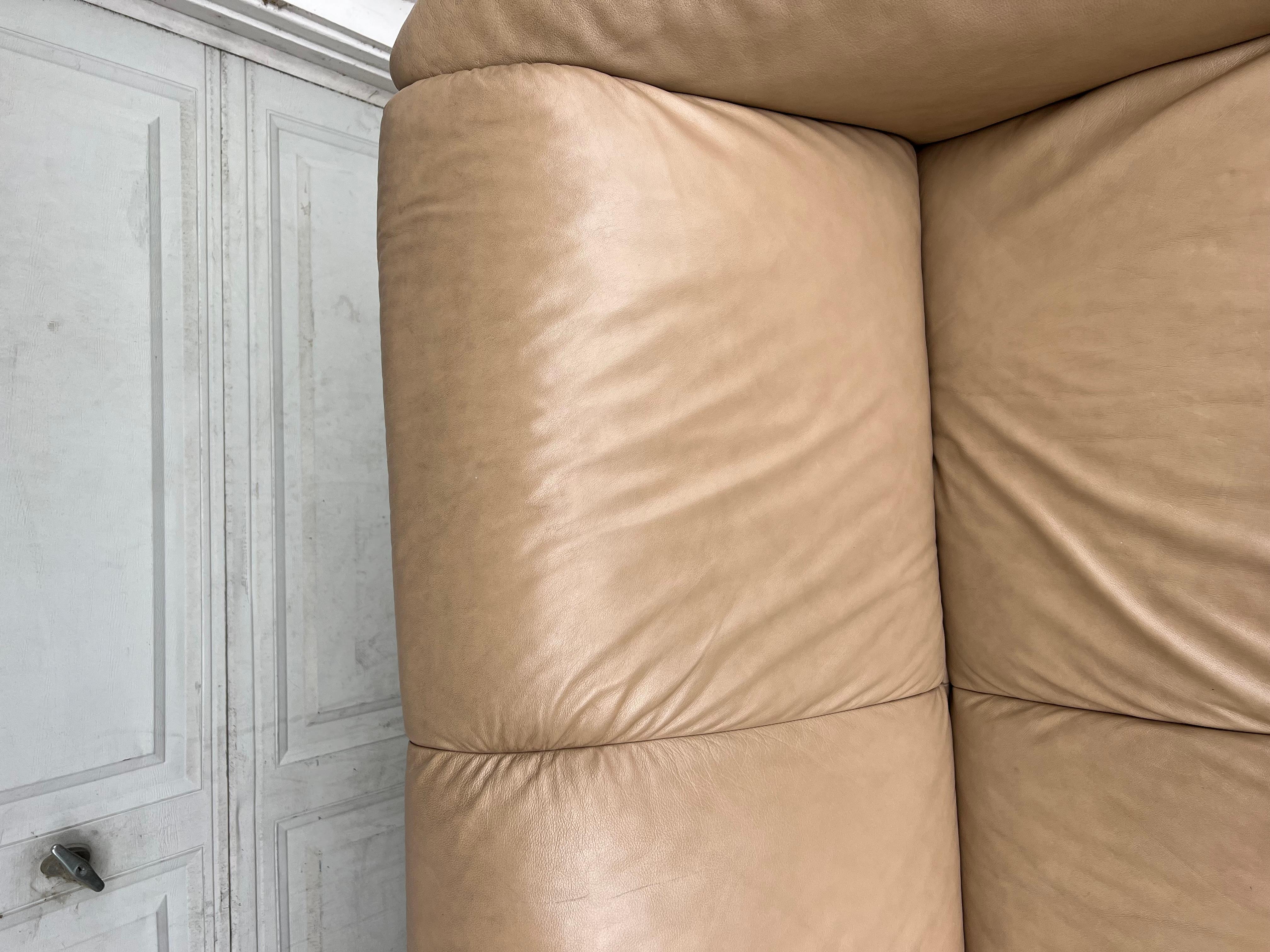 EKORNES Collection Manhattan Sofa Beige Leather with Teak Frame 7