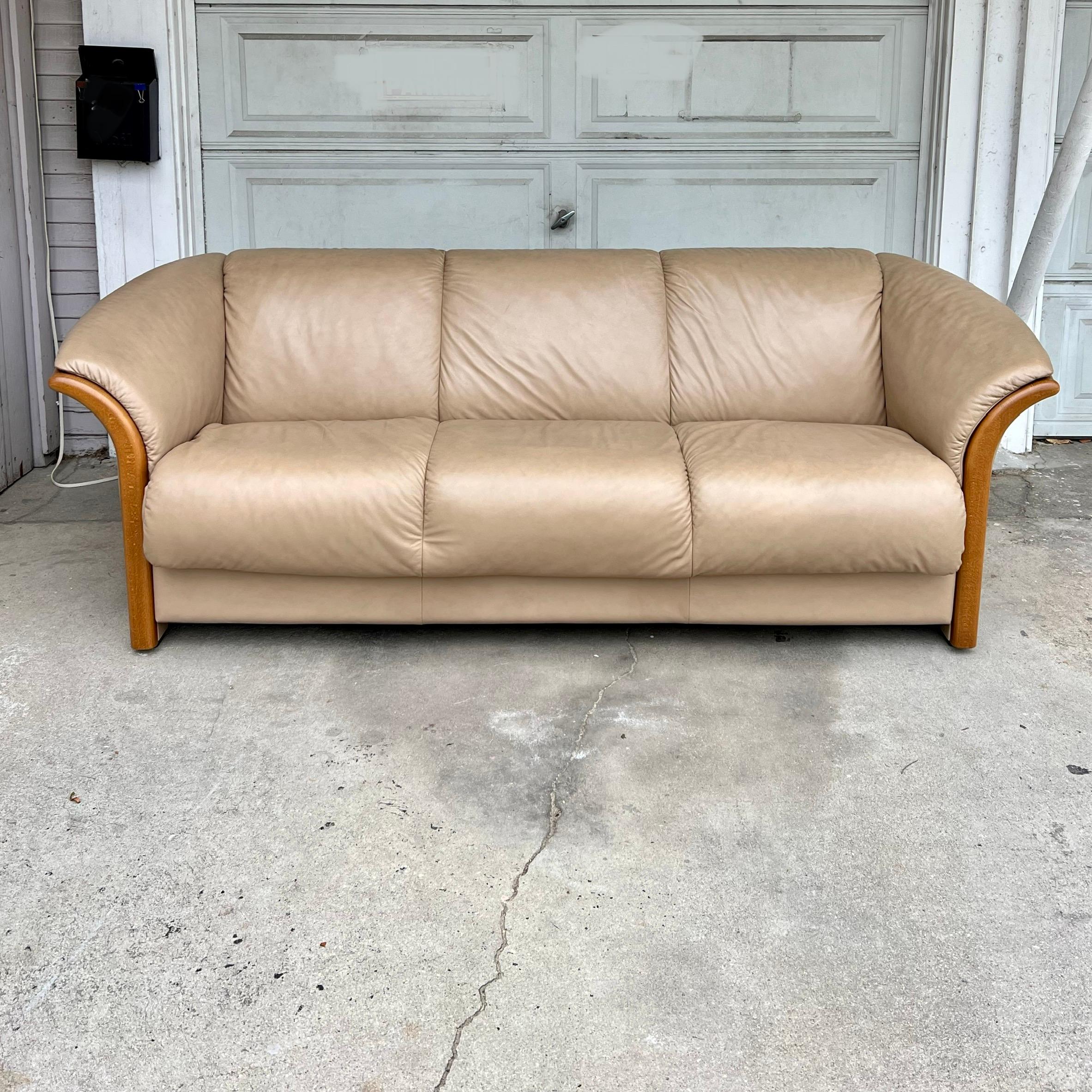 Gorgeous full grain tan leather with a teak wood accented frame. 9.5/10 condition. VERY minimal wear (see photos) Elegant, sloped curves with all the comfort and quality of a classic Ekornes sofa. Seat velcro’s off, arms and back zipper off. Leather