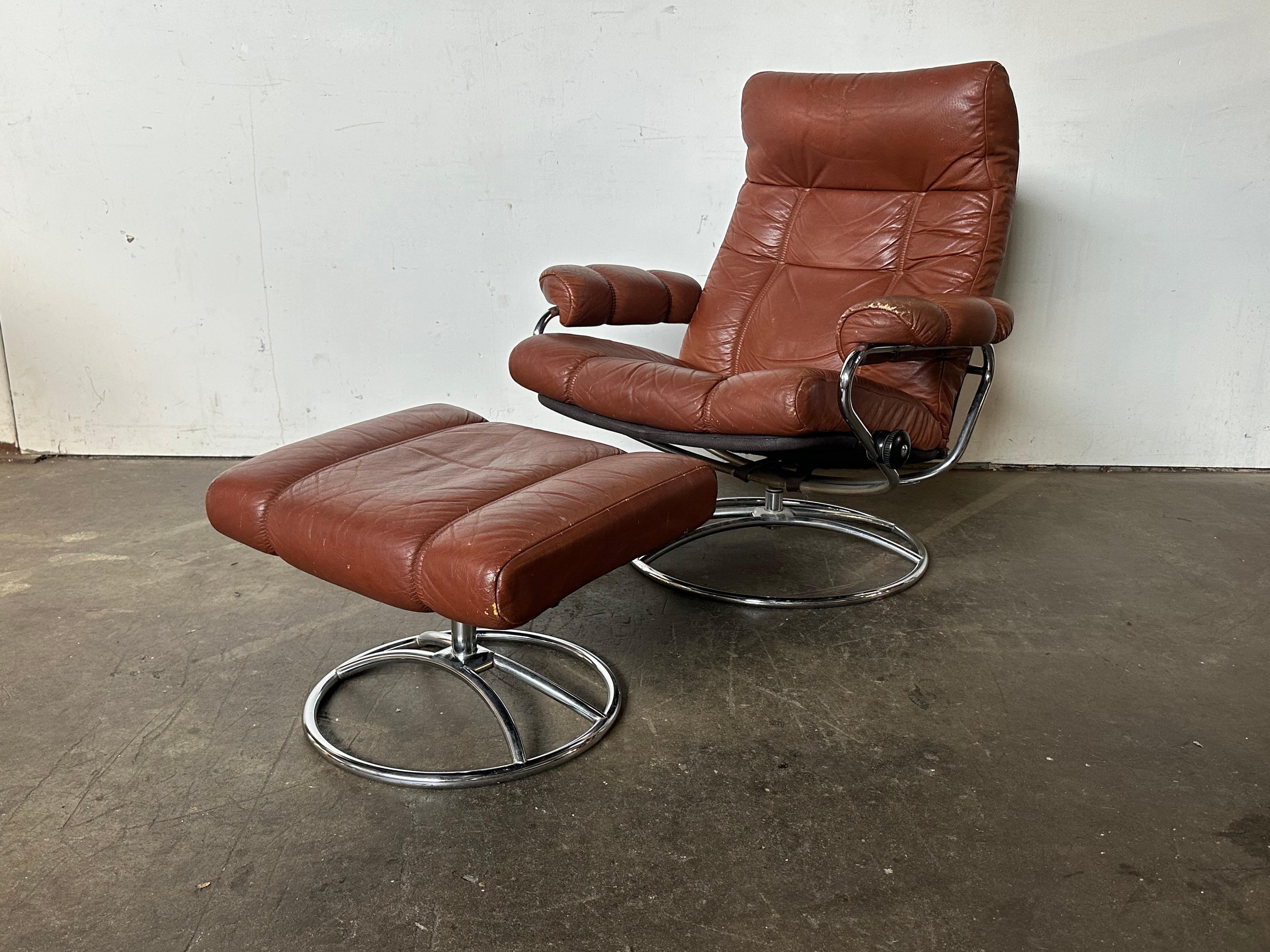 Mid-Century Modern Ekornes Leather Stressless Lounge Chair and Ottoman in Burnt Orange For Sale