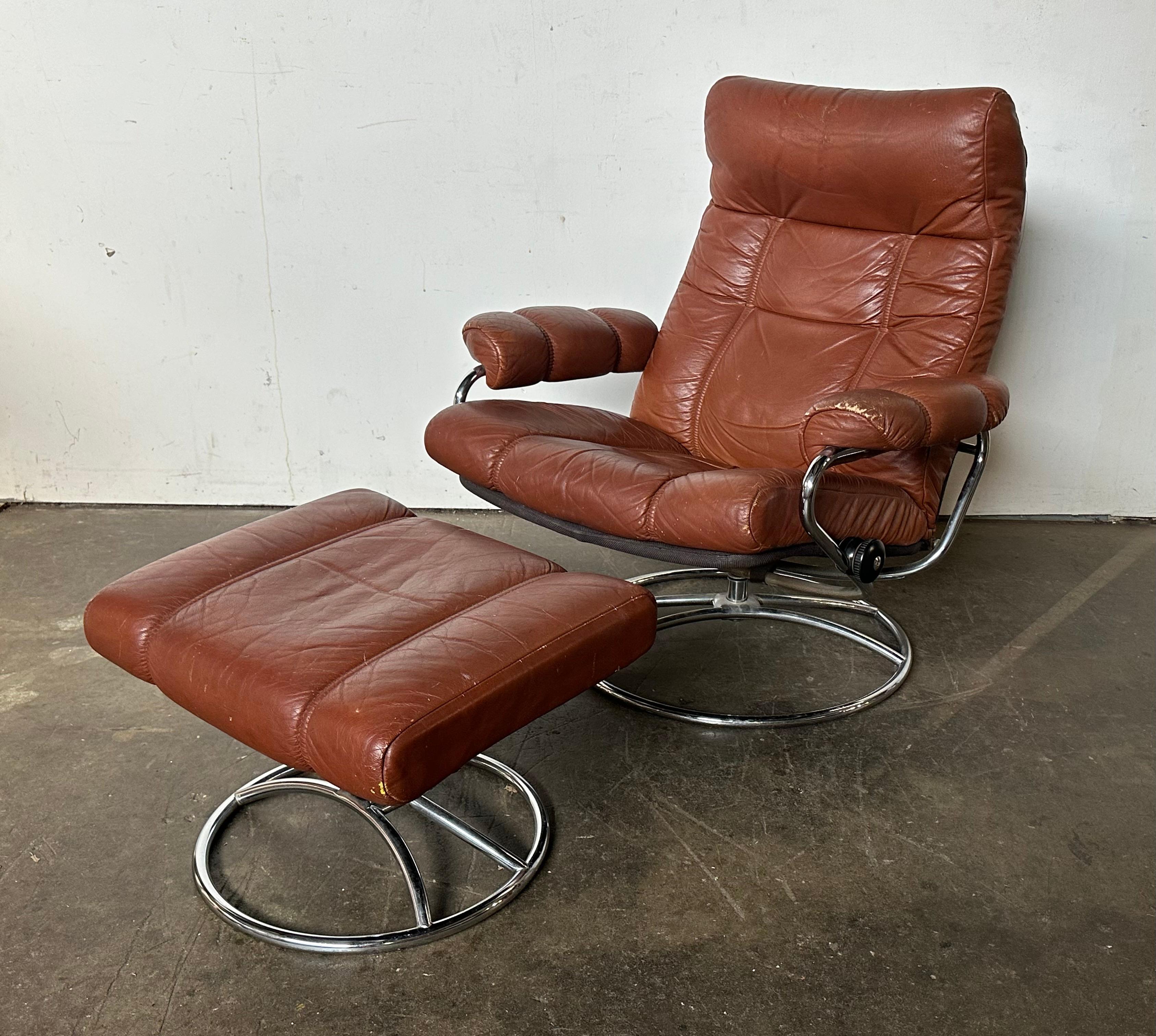 Ekornes Leather Stressless Lounge Chair and Ottoman in Burnt Orange In Good Condition For Sale In Brooklyn, NY