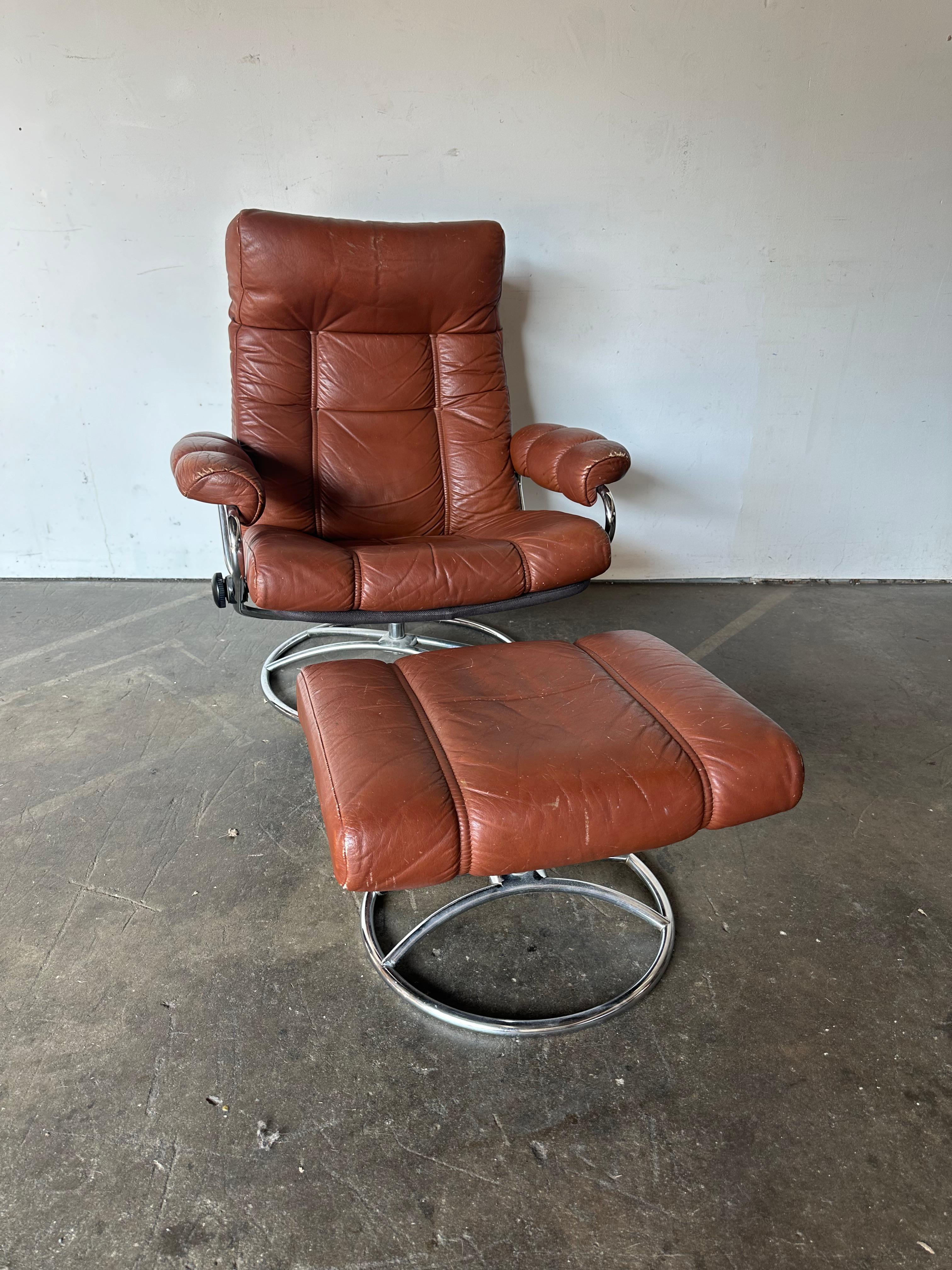 Ekornes Leather Stressless Lounge Chair and Ottoman in Burnt Orange For Sale 1