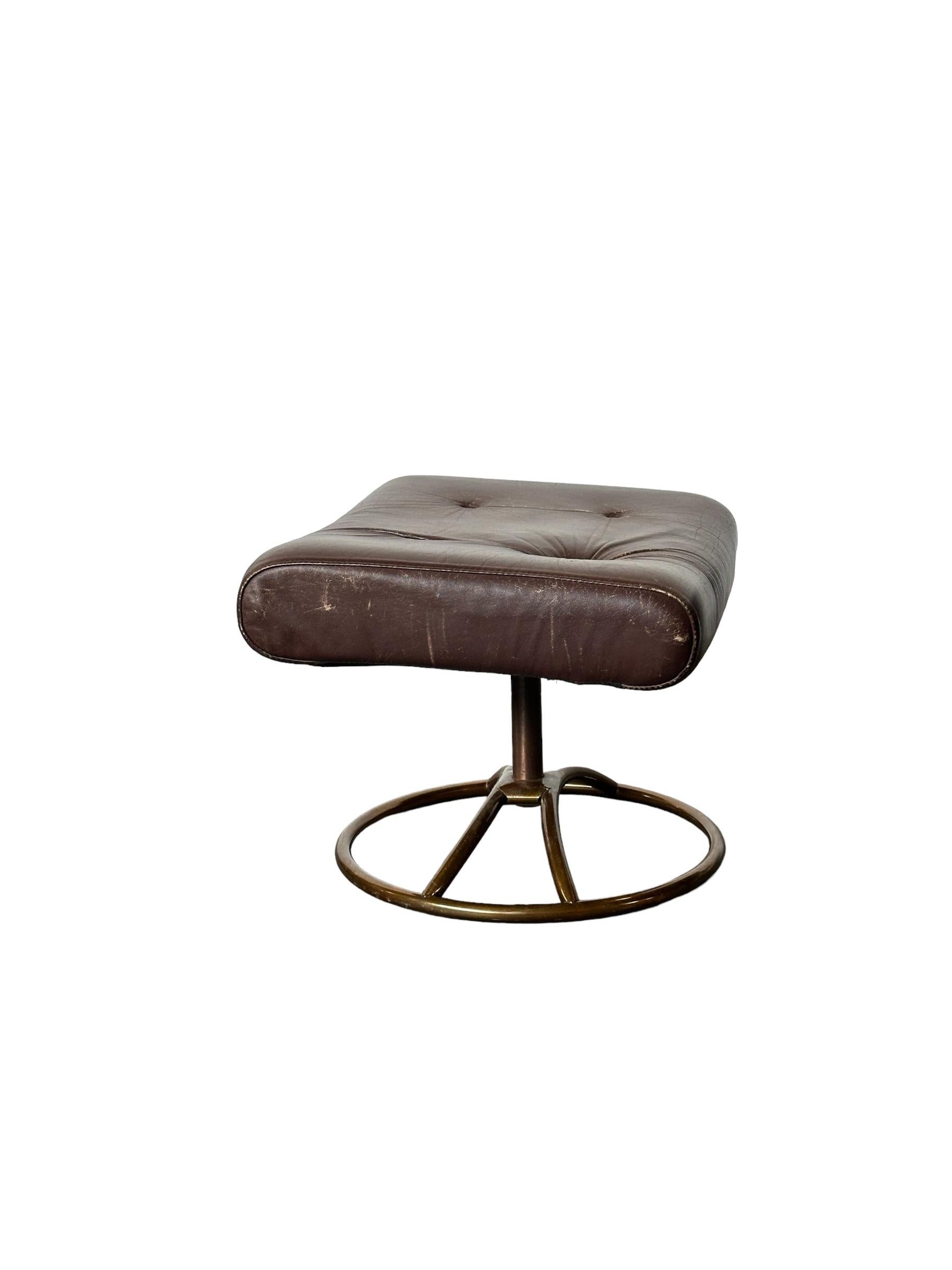 Ekornes Leather Stressless Lounge Chair and Ottoman on Brass Frame For Sale 3