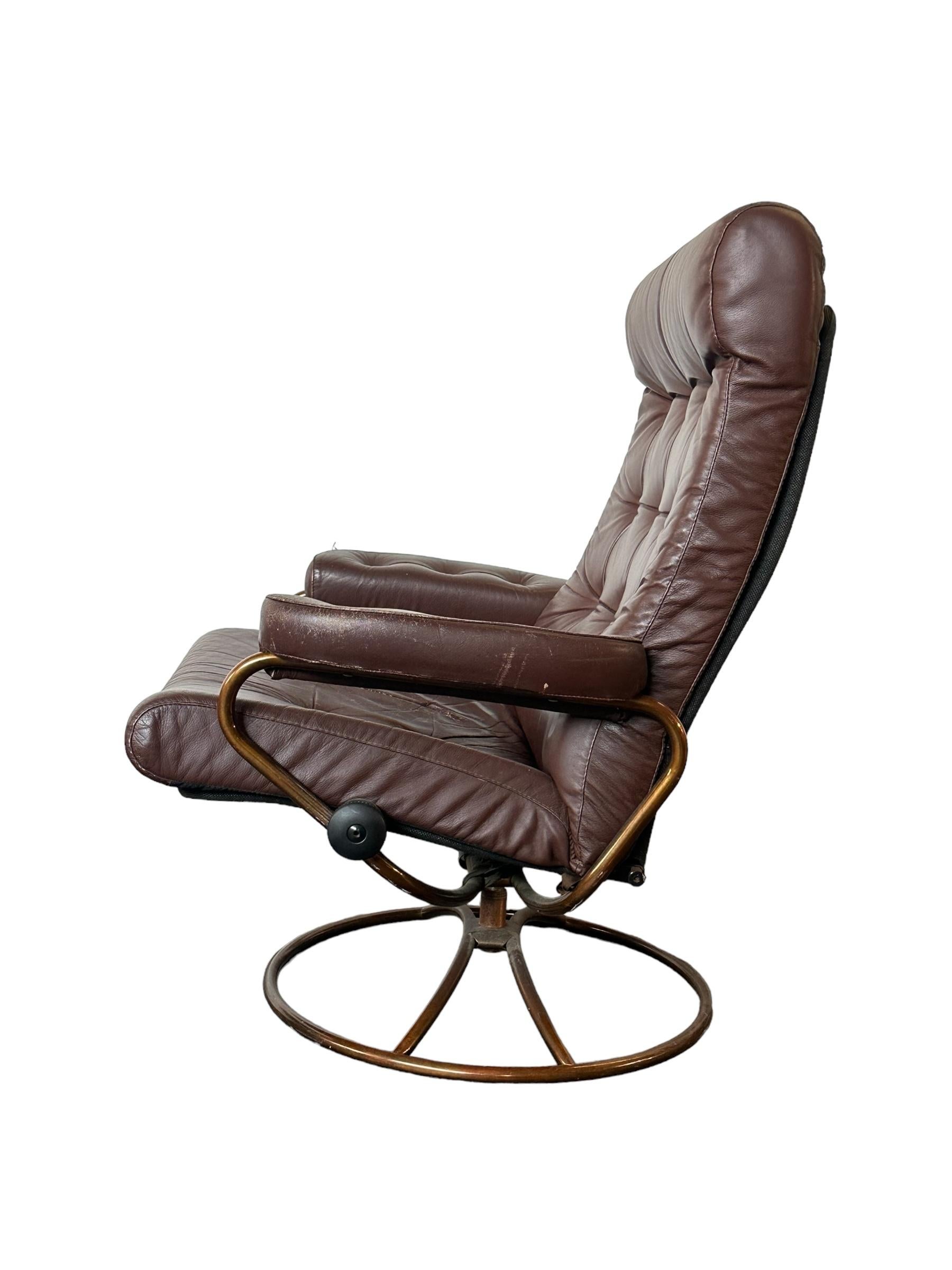 Ekornes Leather Stressless Lounge Chair and Ottoman on Brass Frame For Sale 4