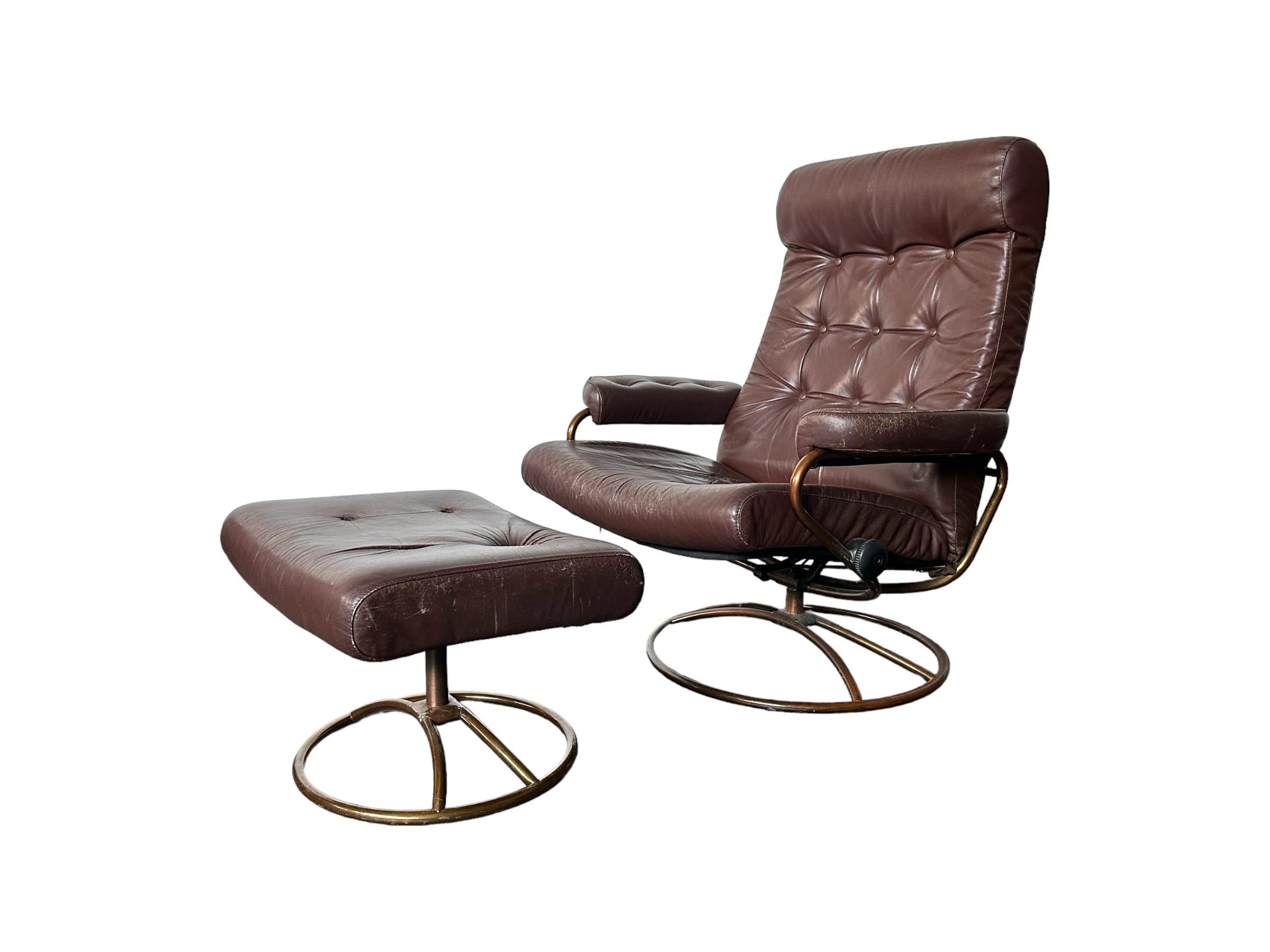 Ekornes Leather Stressless Lounge Chair and Ottoman on Brass Frame For Sale 5