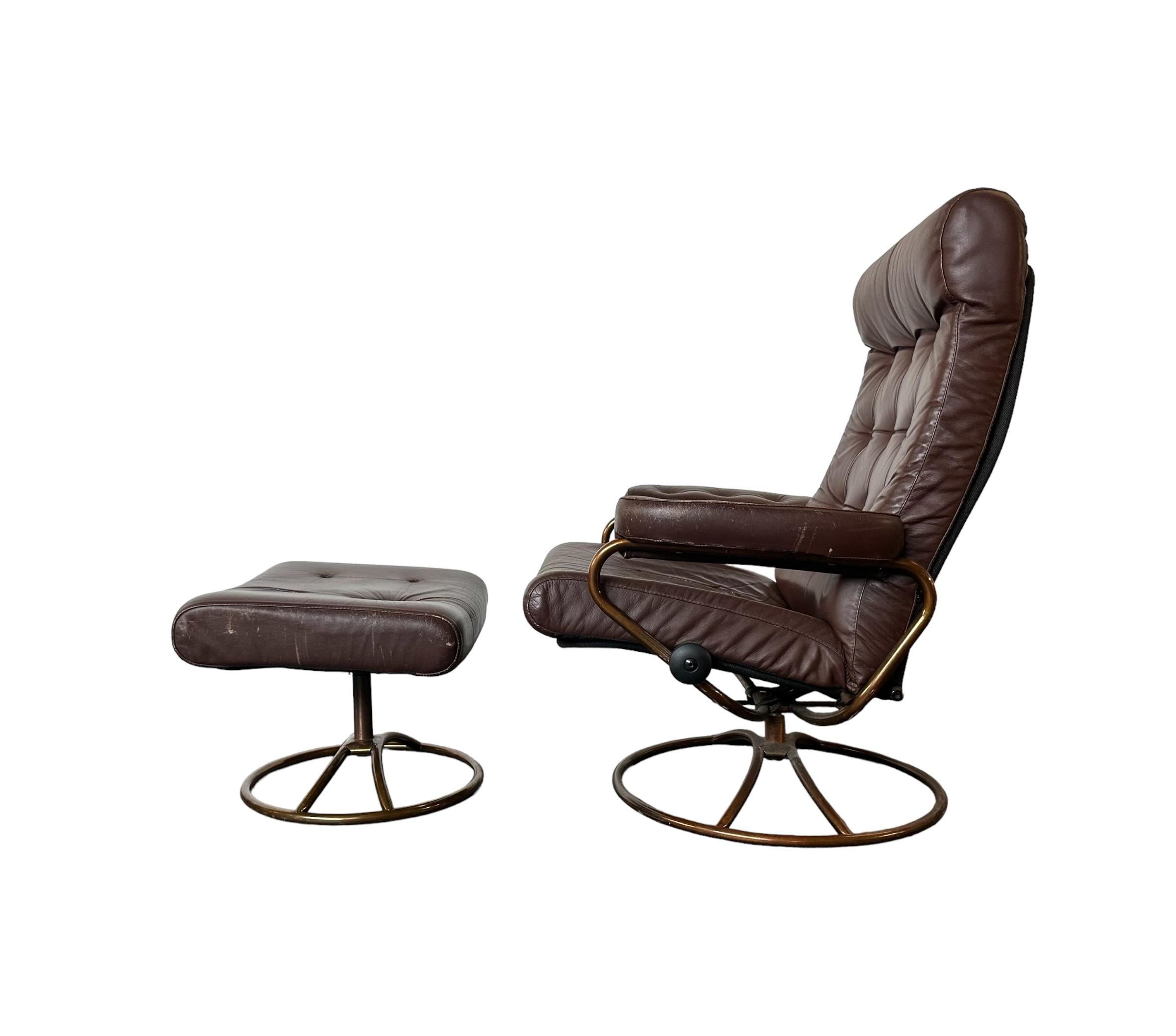 Norwegian Ekornes Leather Stressless Lounge Chair and Ottoman on Brass Frame For Sale