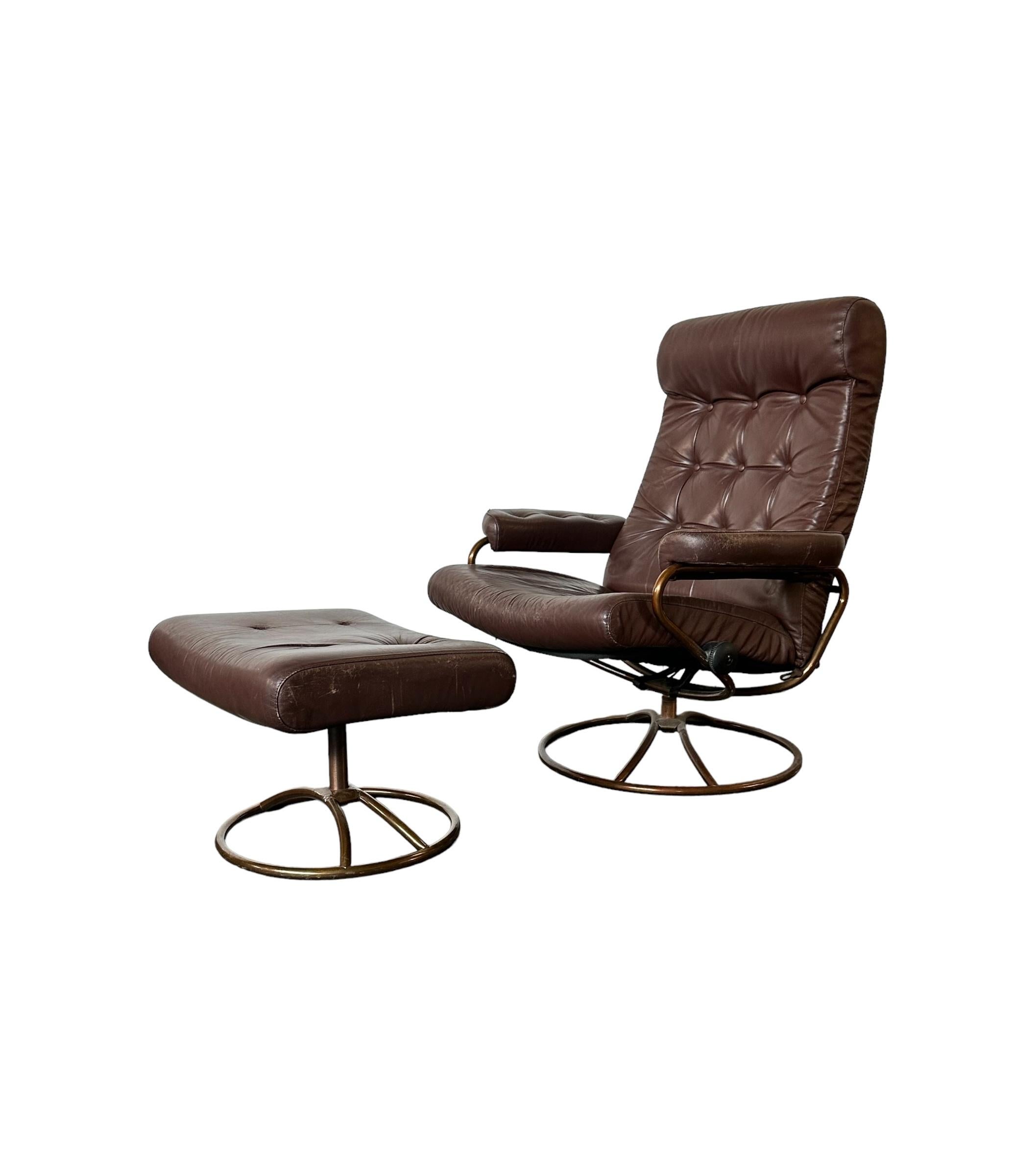 20th Century Ekornes Leather Stressless Lounge Chair and Ottoman on Brass Frame For Sale