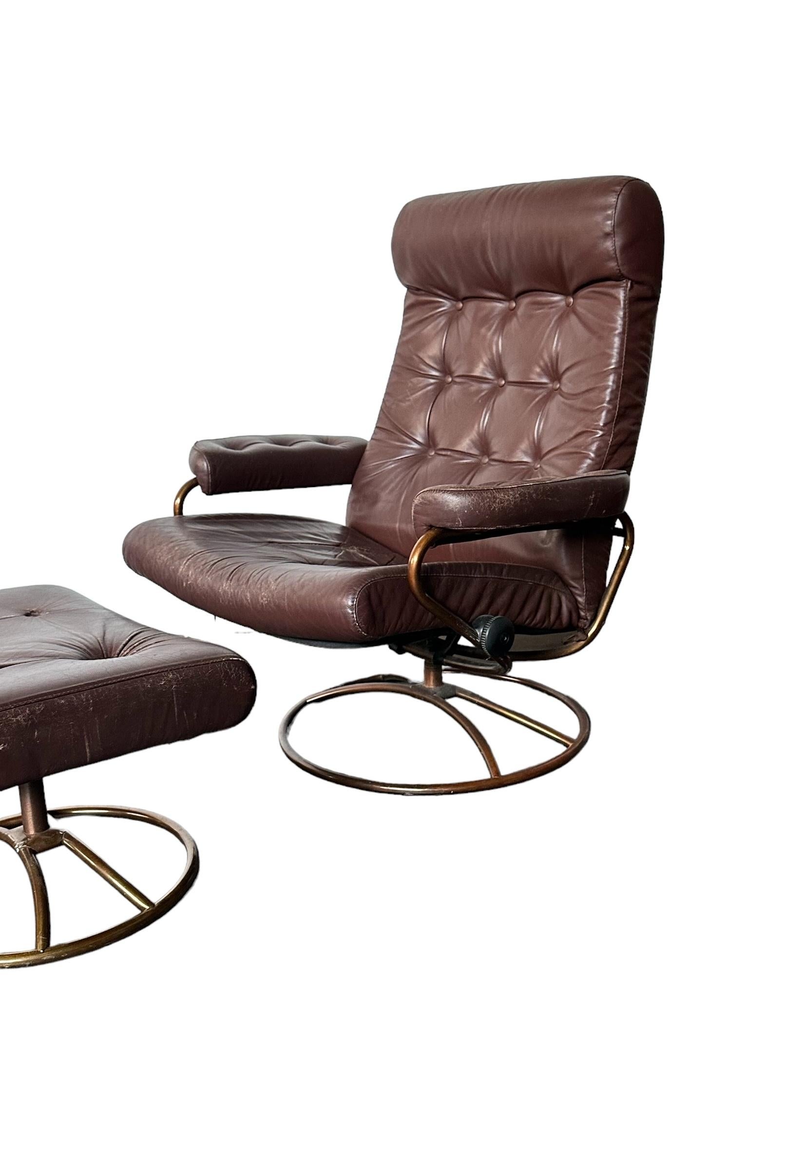 Metal Ekornes Leather Stressless Lounge Chair and Ottoman on Brass Frame For Sale