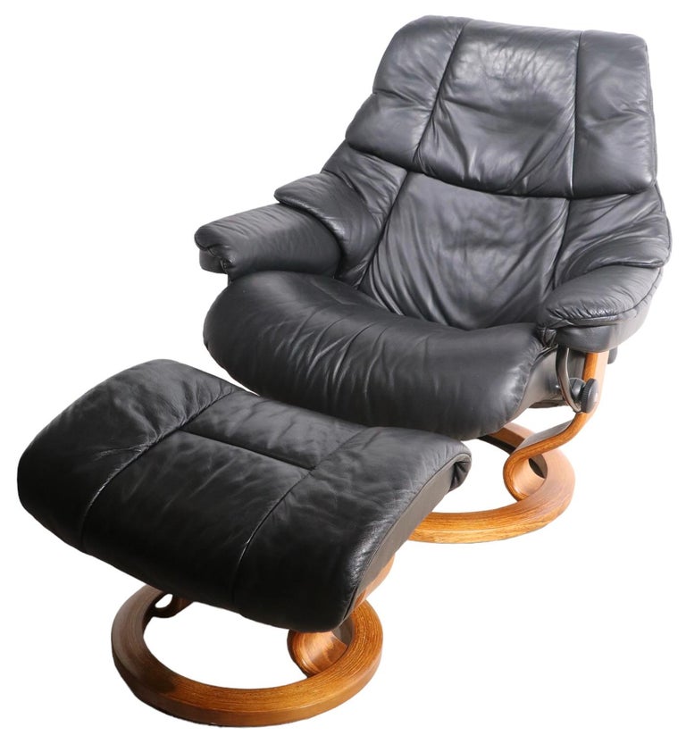 Ekornes Lounge Chair and Ottoman in Black Leather In Good Condition In New York, NY