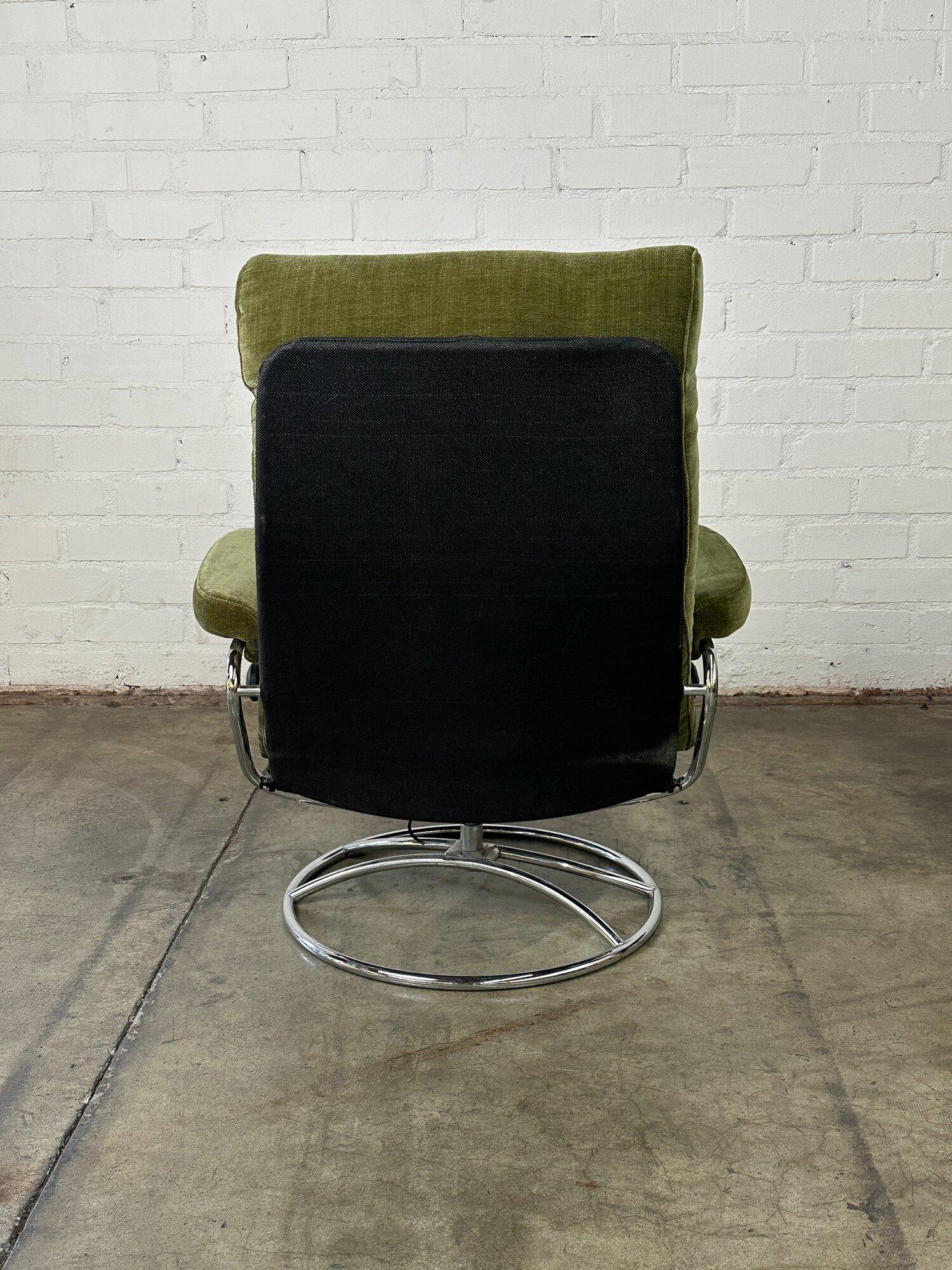 Ekornes Lounge Chair & Ottoman in Green 4
