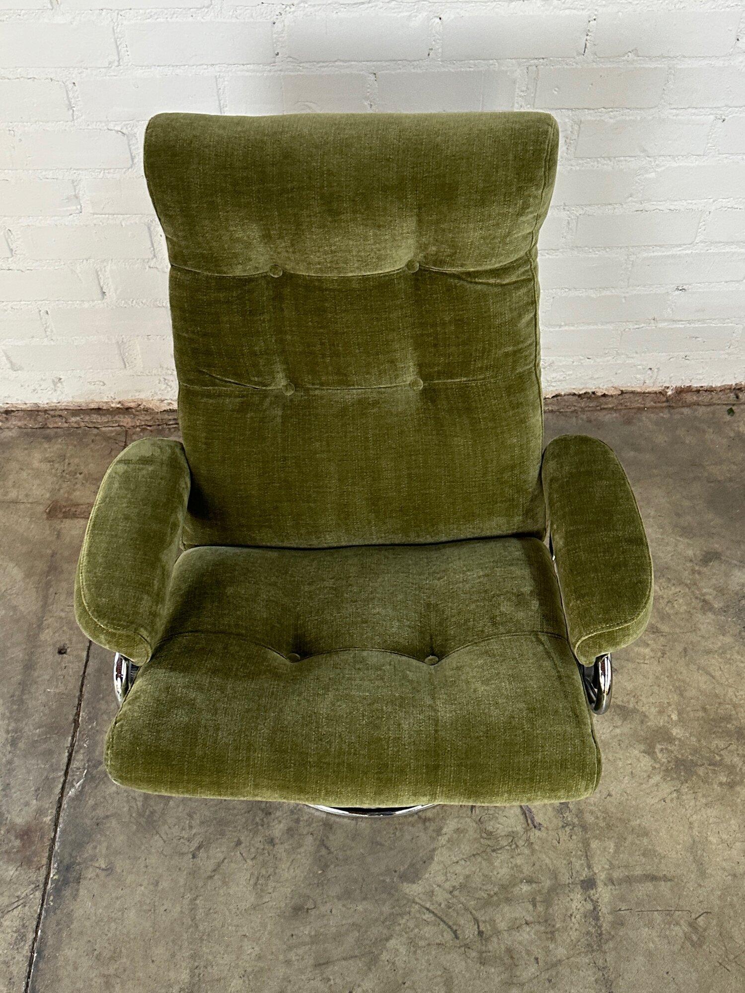 Ekornes Lounge Chair & Ottoman in Green 6