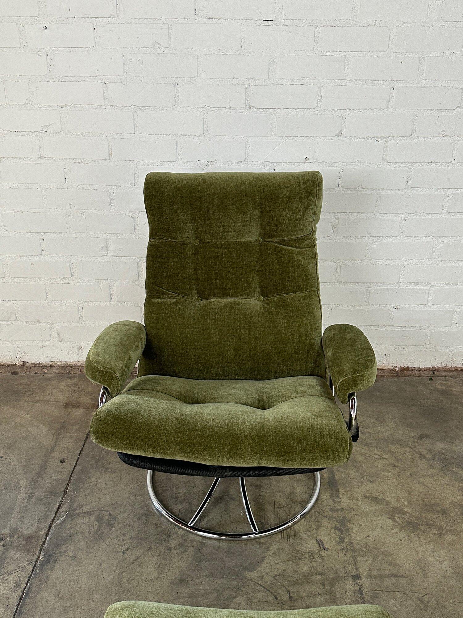 Ekornes Lounge Chair & Ottoman in Green 7