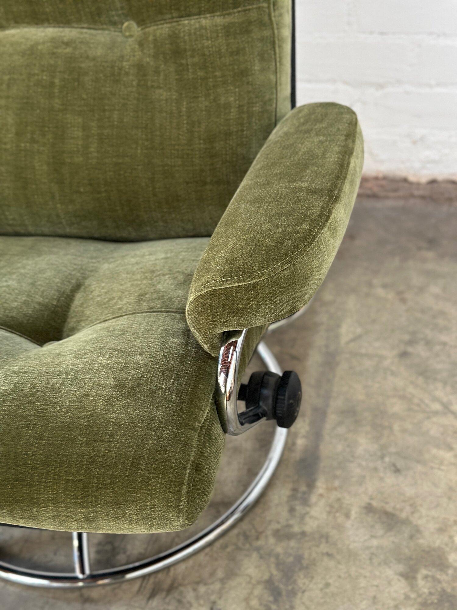 Ekornes Lounge Chair & Ottoman in Green 12