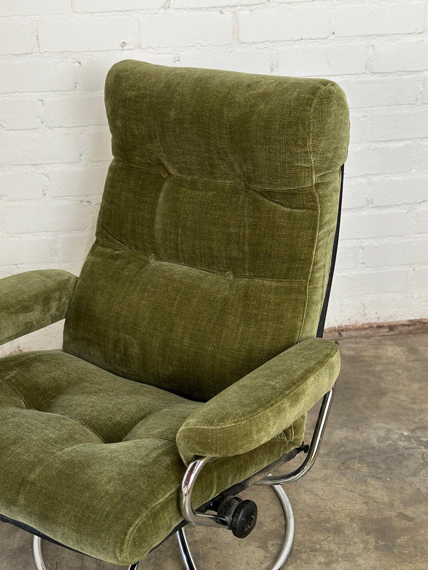 W33 D36 H38.5 SW25 SD19 SH17 AH22

Ekornes Recliner lounge chair and ottoman newly upholstered in fern green chenille. Set is fully functional and sturdy. 