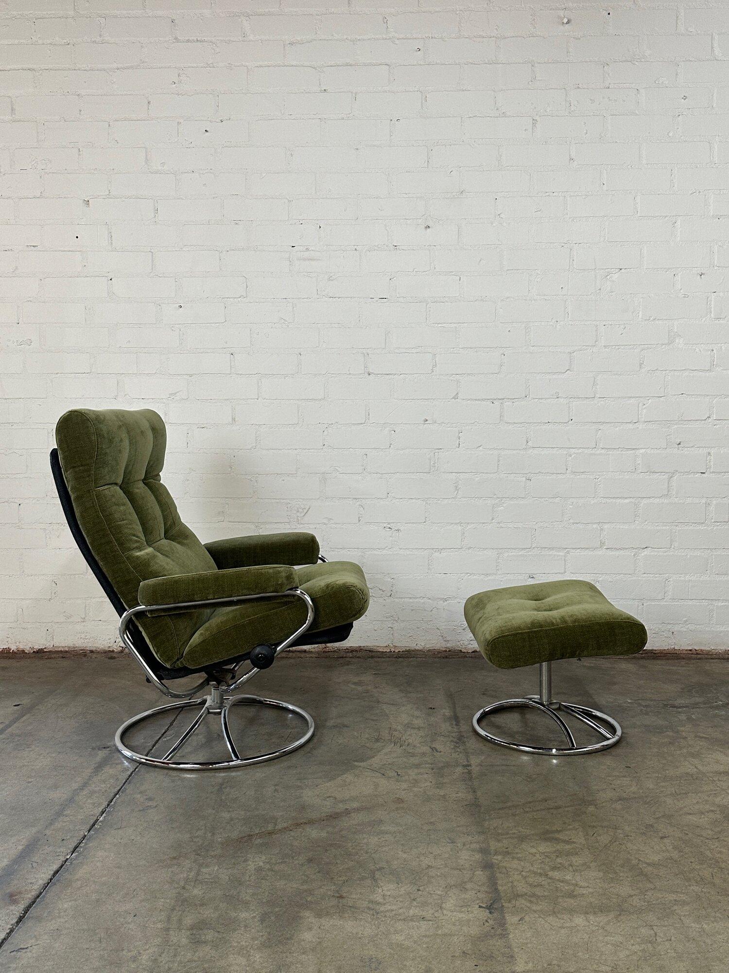Ekornes Lounge Chair & Ottoman in Green In Good Condition In Los Angeles, CA