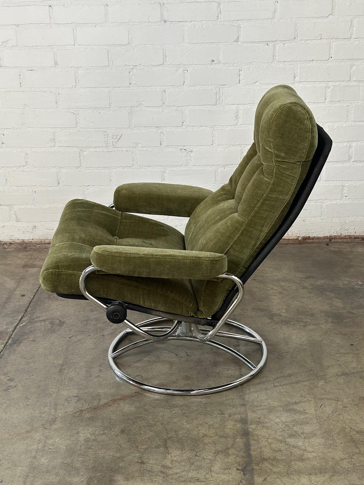 Ekornes Lounge Chair & Ottoman in Green 3