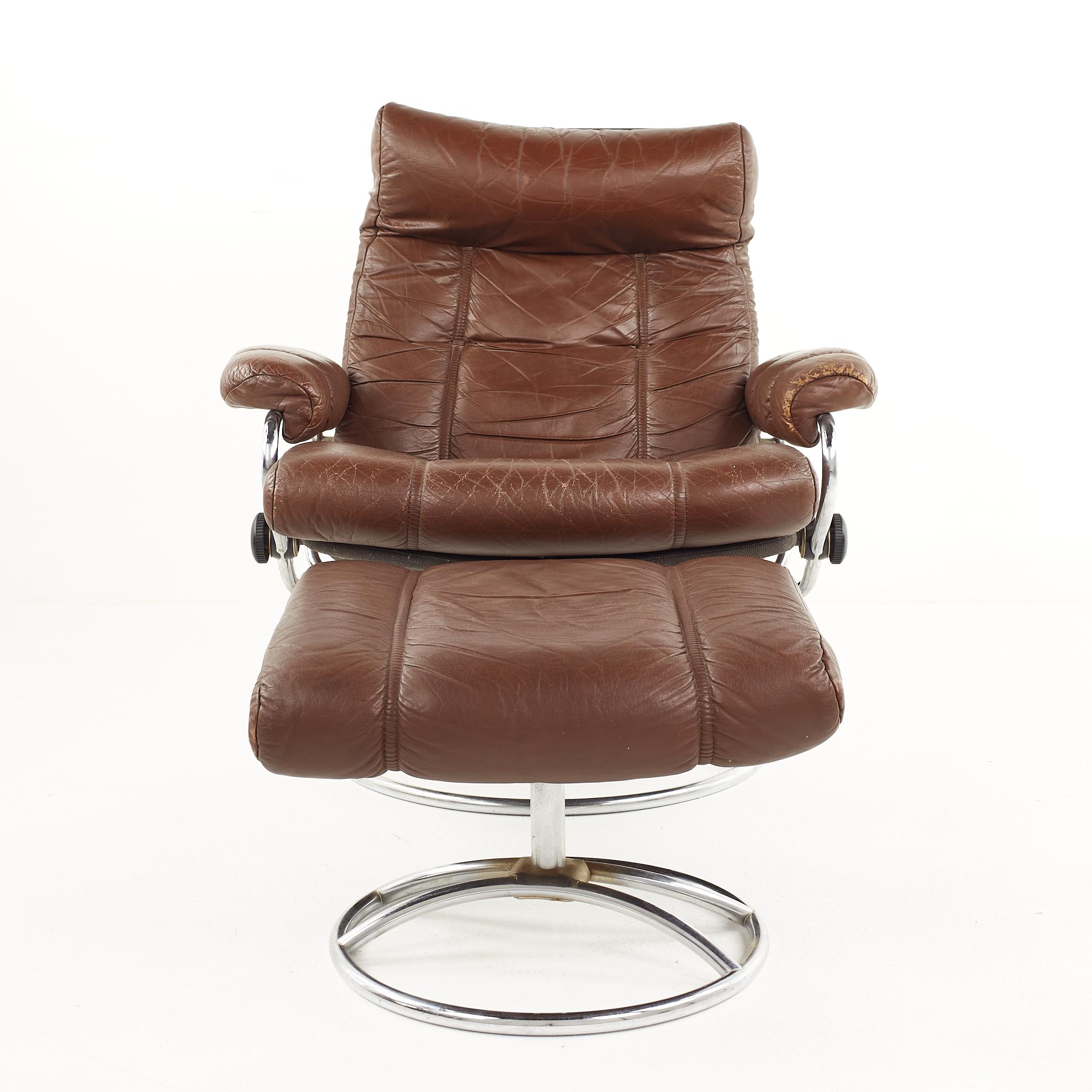 Ekornes mid century chrome and leather stressless lounge chair and ottoman.

The chair measures: 33.5 wide x 34 deep x 34 inches high, with a seat height of 18 inches and arm height of 22 inches

The ottoman measures: 21.5 wide x 18 deep x 14