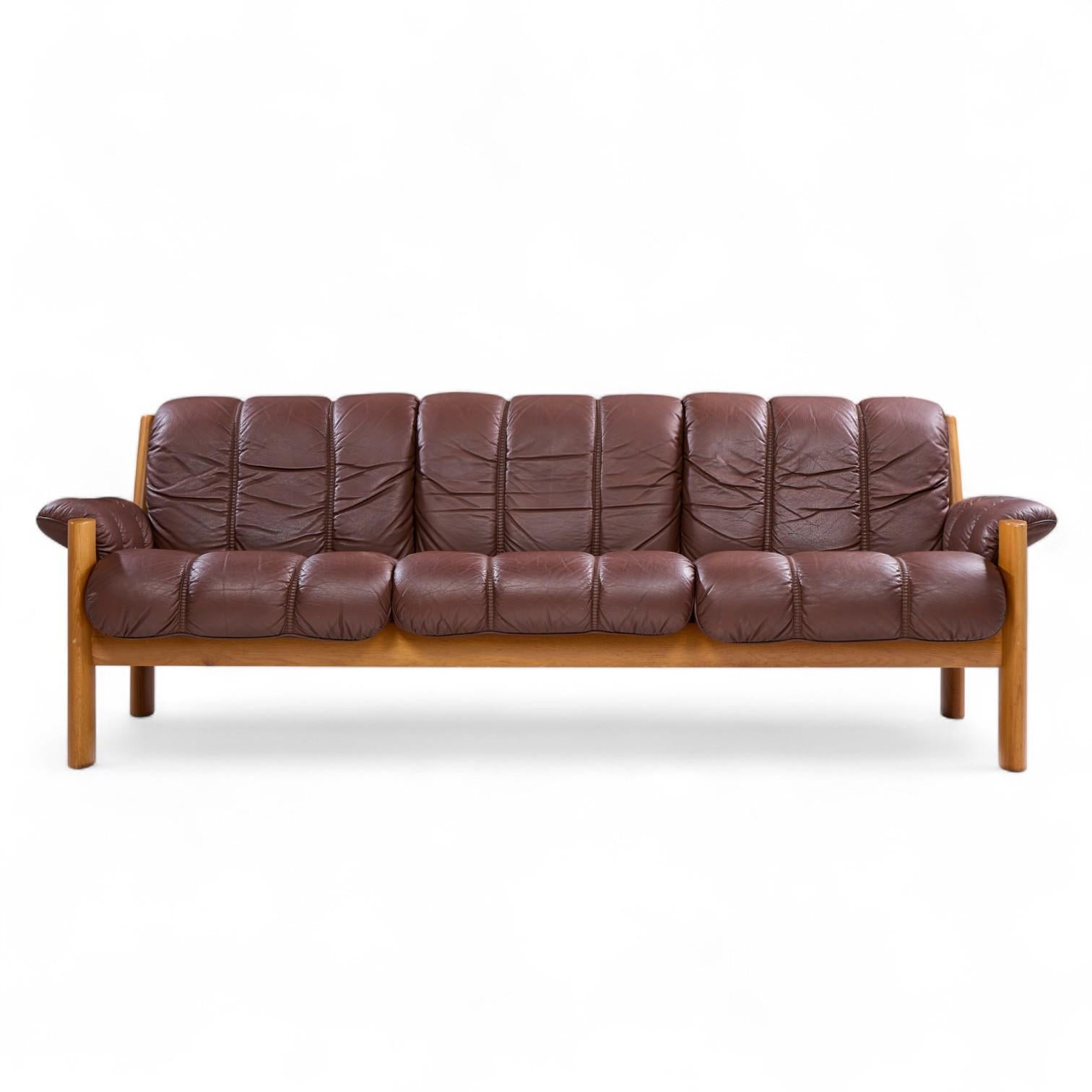 Divano Montana in teak e pelle di Ekornes, metà del secolo scorso

Questo divano misura: 84,5 pollici di larghezza x 33,5 di profondità x 29,5 di altezza, con un'altezza della seduta di 17,5 e un'altezza dei braccioli di 21 pollici.

Ottime