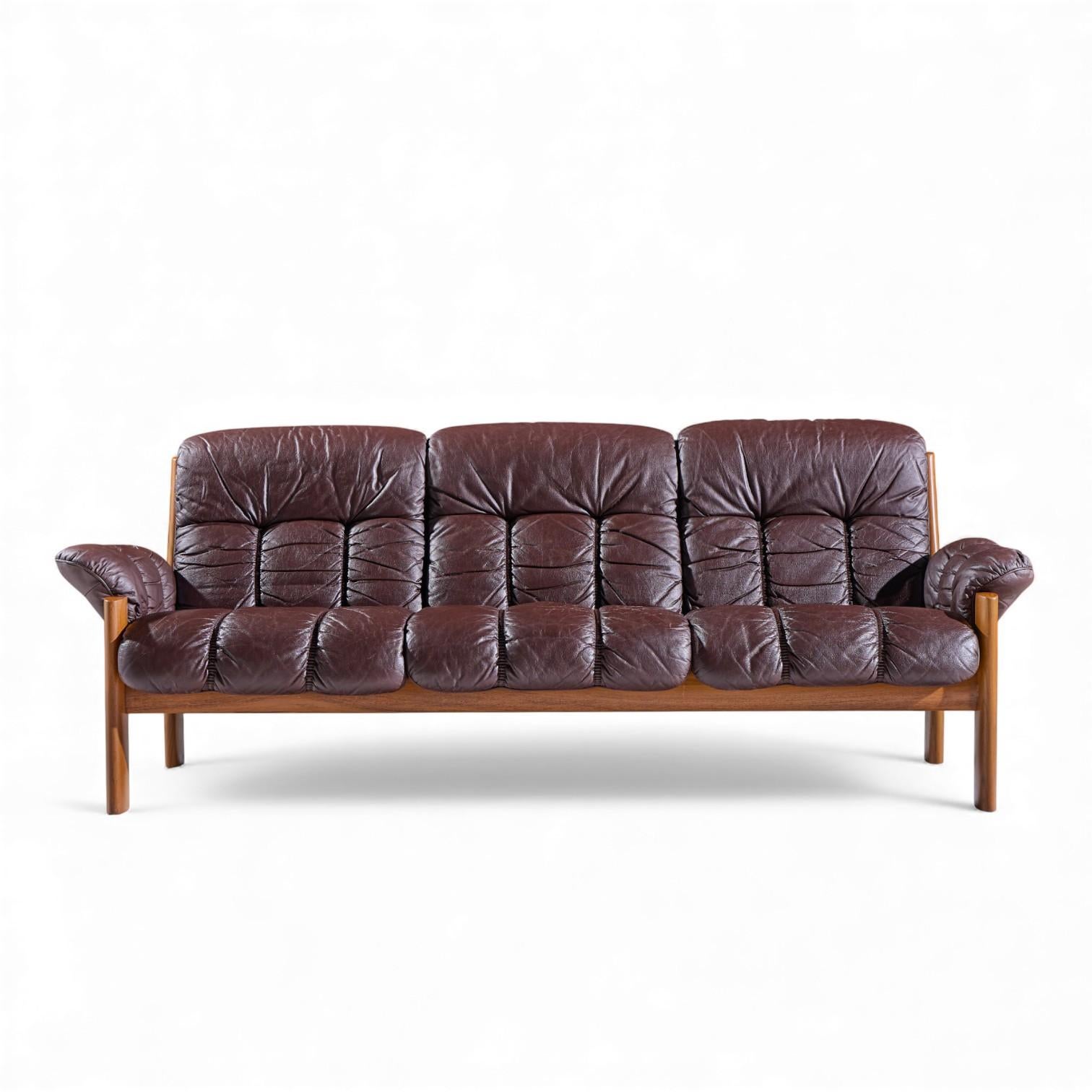 Ekornes Mid Century Norwegian Teak and Leather Montana Sofa (Canapé Montana en teck et cuir)

Ce canapé mesure : 84 large x 35 profond x 32 pouces de haut, avec une hauteur d'assise de 17 et une hauteur d'accoudoir de 22 pouces.

Très bon état
