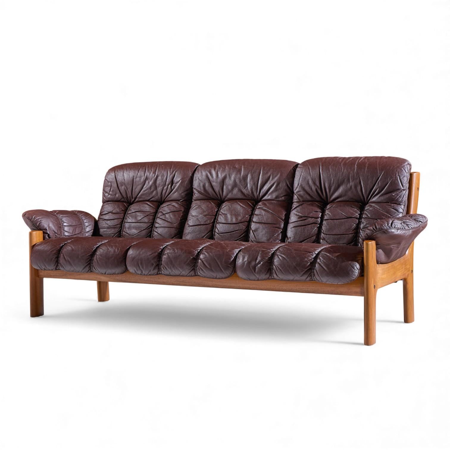 Mid-Century Modern Ekornes Mid Century Norwegian Teak and Leather Montana Sofa (Canapé Montana en teck et cuir) en vente