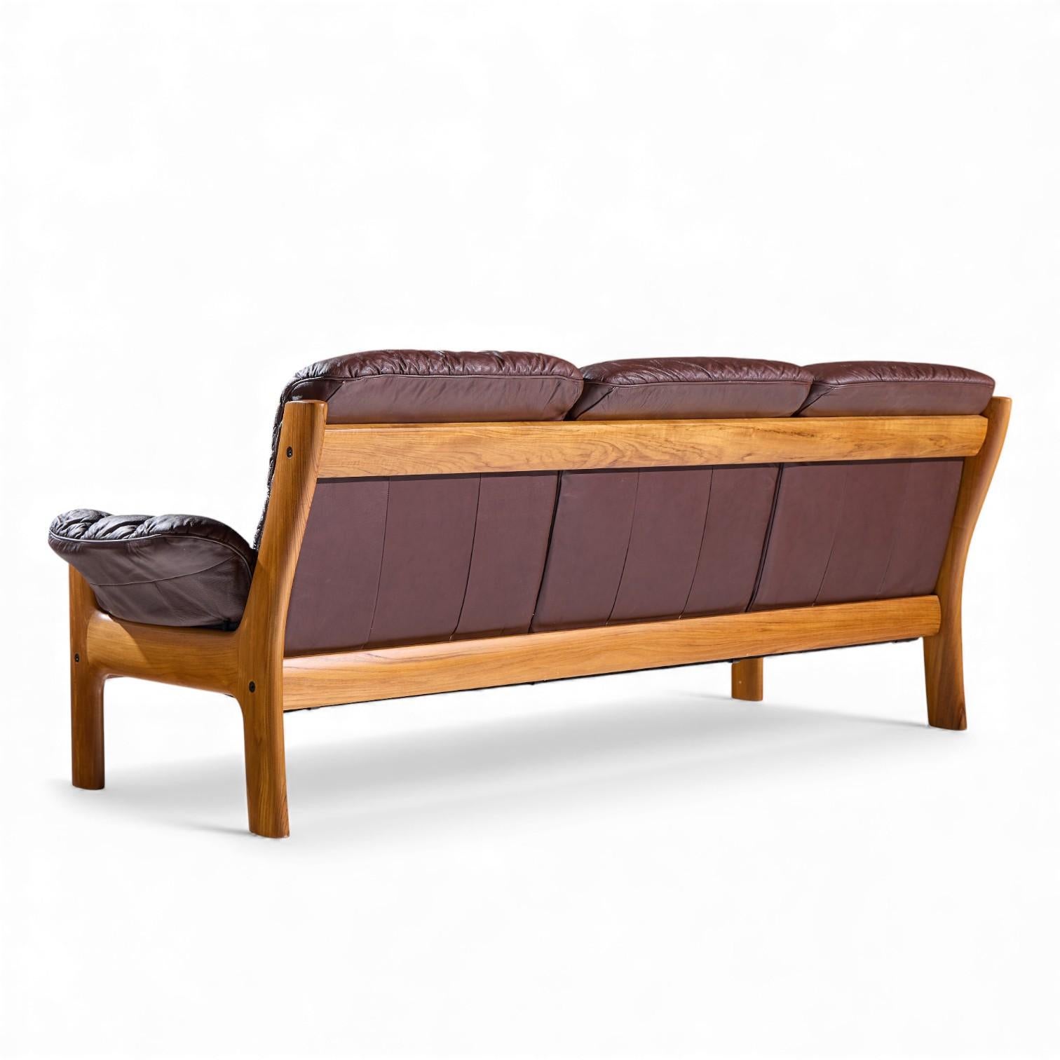 Ekornes Mid Century Norwegian Teak and Leather Montana Sofa (Canapé Montana en teck et cuir) Bon état - En vente à Franklin Park, IL