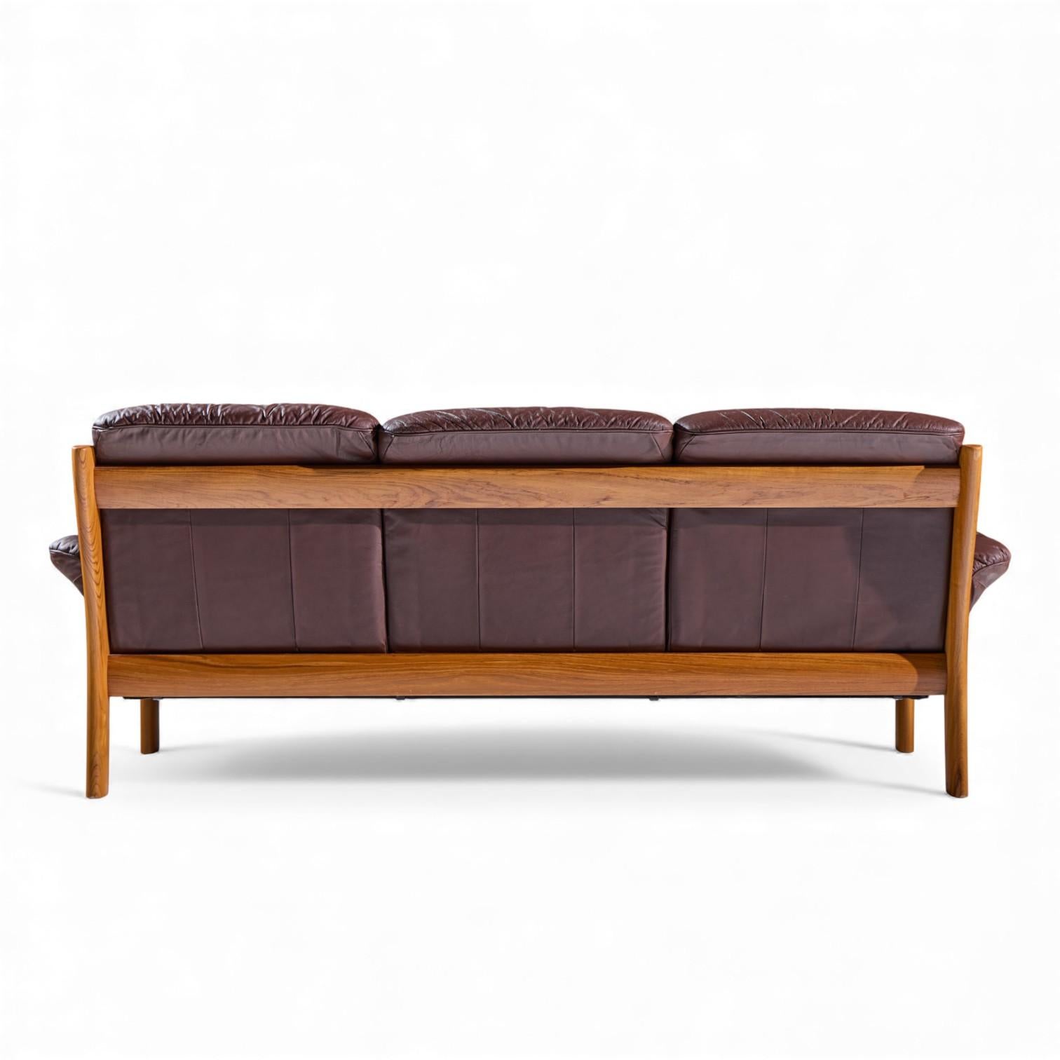 20ième siècle Ekornes Mid Century Norwegian Teak and Leather Montana Sofa (Canapé Montana en teck et cuir) en vente