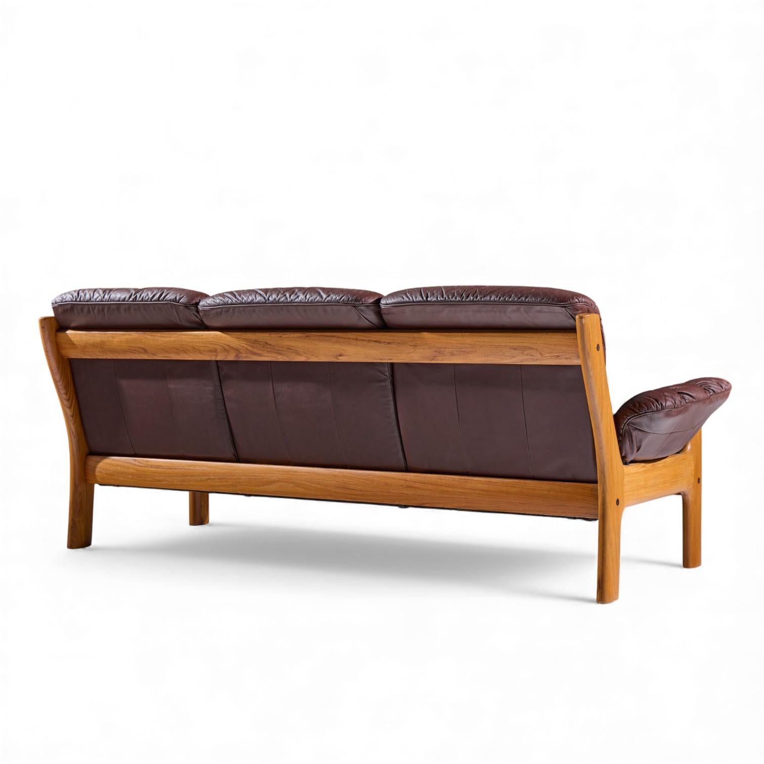 Cuir Ekornes Mid Century Norwegian Teak and Leather Montana Sofa (Canapé Montana en teck et cuir) en vente
