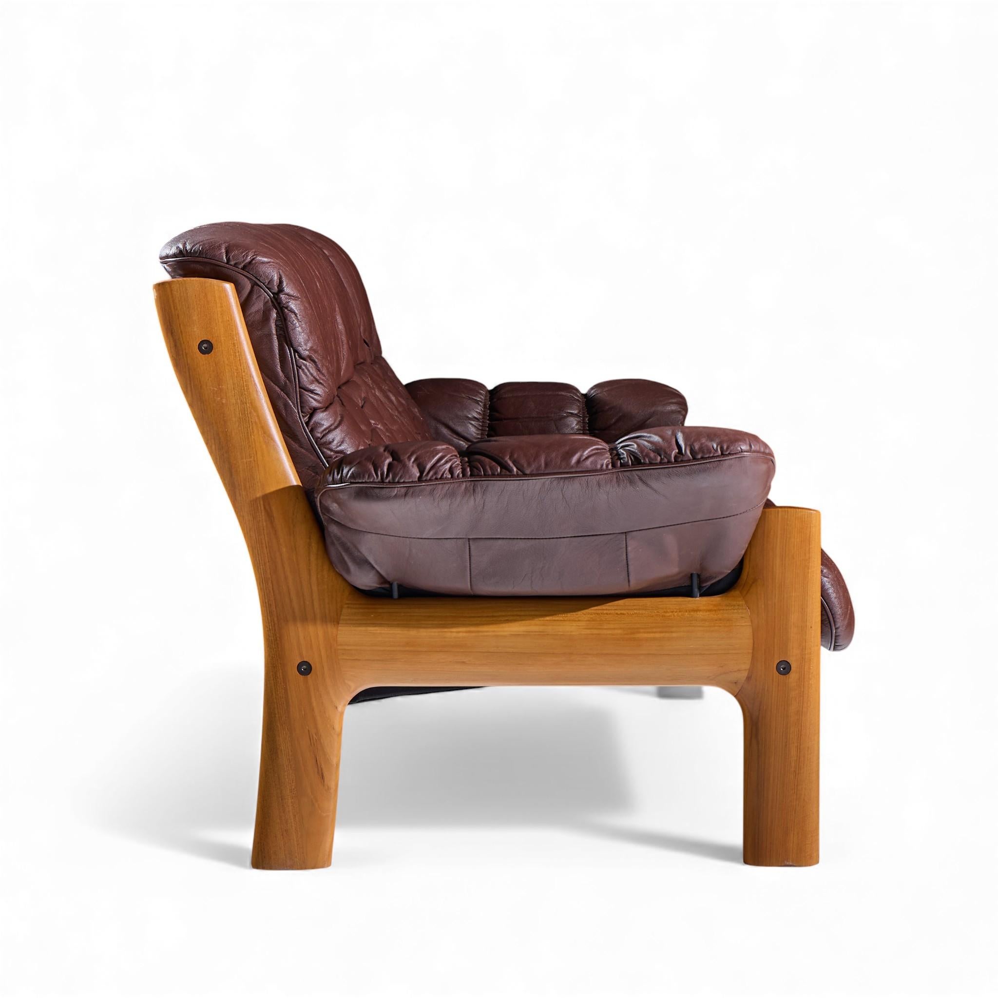 Ekornes Mid Century Norwegian Teak and Leather Montana Sofa (Canapé Montana en teck et cuir) en vente 1