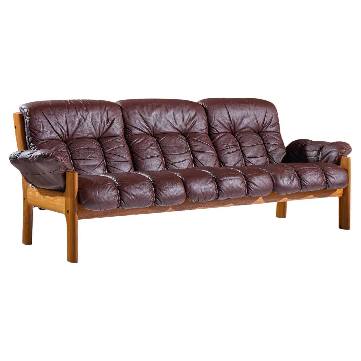 Ekornes Mid Century Norwegian Teak and Leather Montana Sofa (Canapé Montana en teck et cuir)