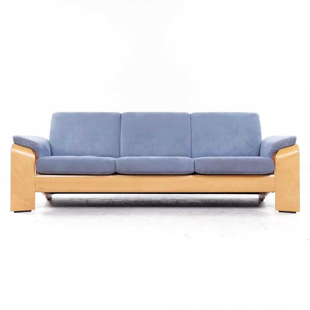 Ekornes Mid Century Stressless Sofa

Dieses Sofa misst: 90 breit x 32 tief x 31 Zoll hoch, mit einer Sitzhöhe von 17,5 und Armhöhe von 24 Zoll

Alle Möbelstücke sind in einem so genannten restaurierten Vintage-Zustand zu haben. Das bedeutet, dass