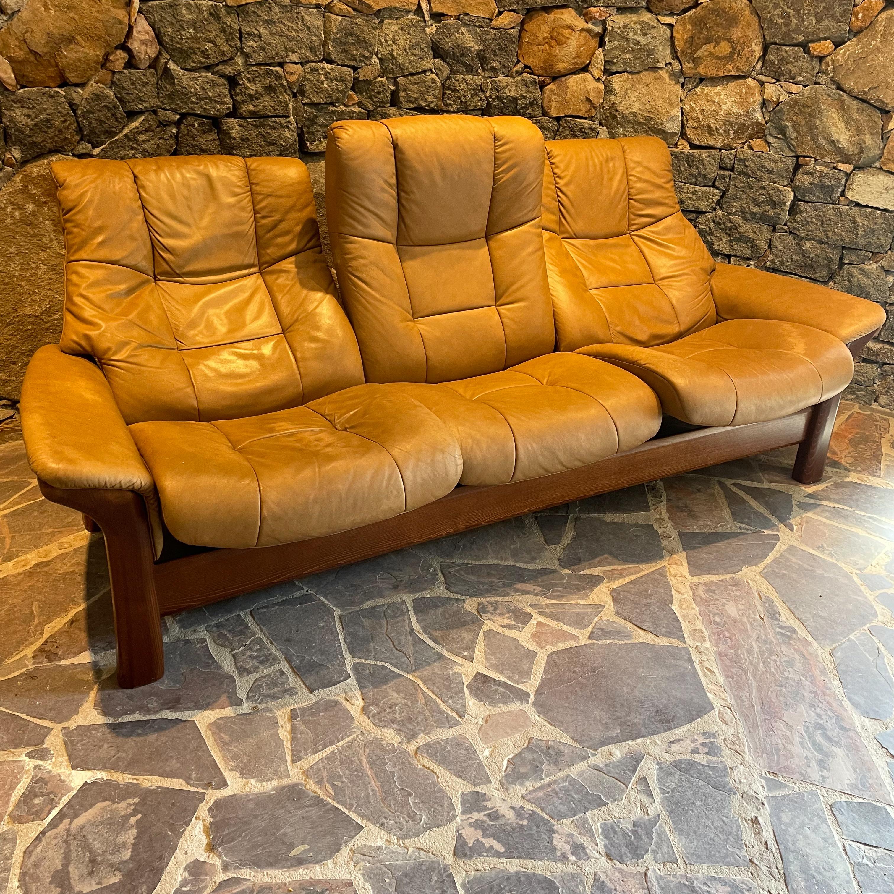 AMBIANIC presents
Norwegian Tan Leather Stressless Reclining Sofa
Superior comfort
Teak Colored Wood Frame not teak wood
Model Windsor High Back-Seater.
Label present.
All seats recline and feature a stressless glide system for maximum support.
40