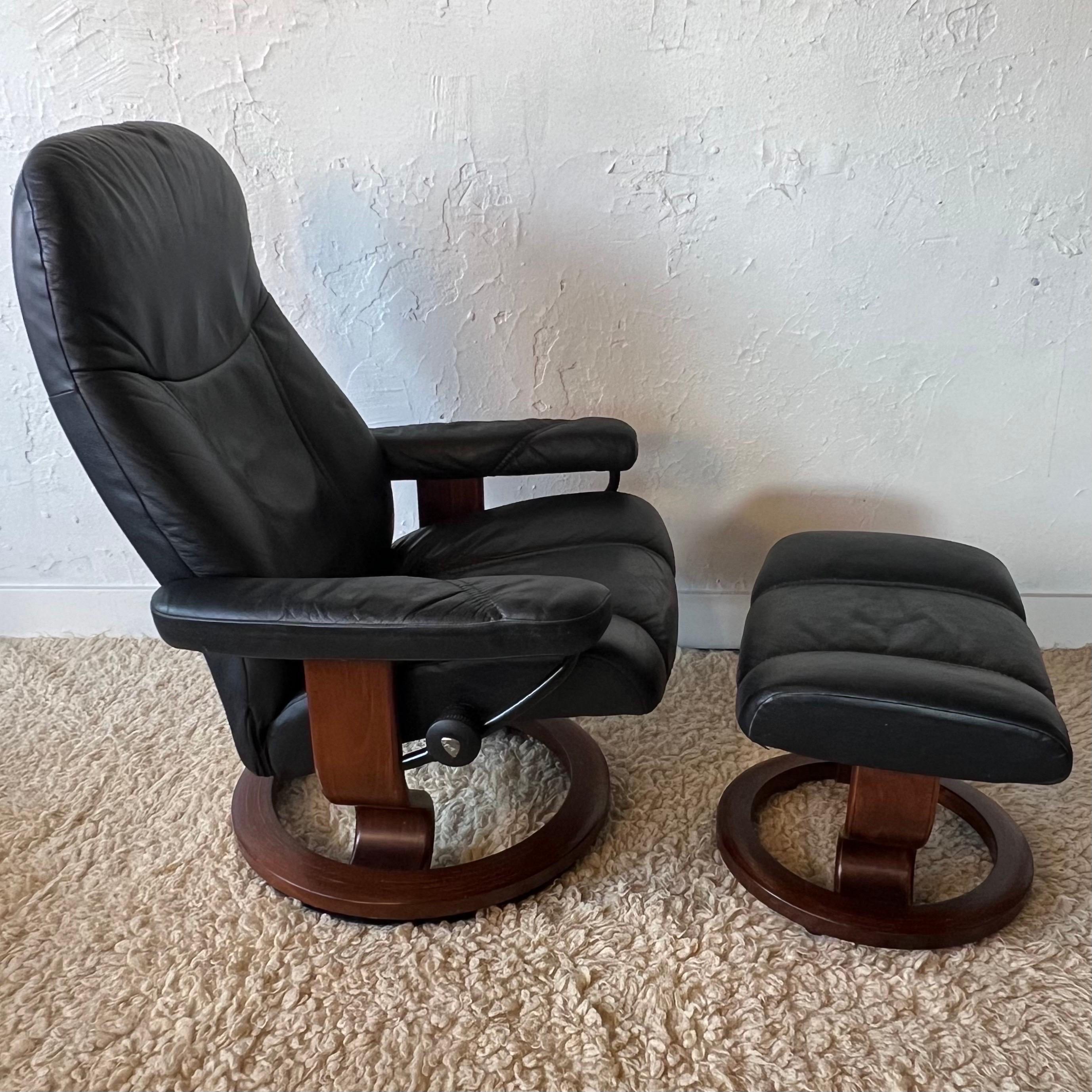 Leather Ekornes  Stressless  adjustable black leather Lounge and Ottoman  made in Norway