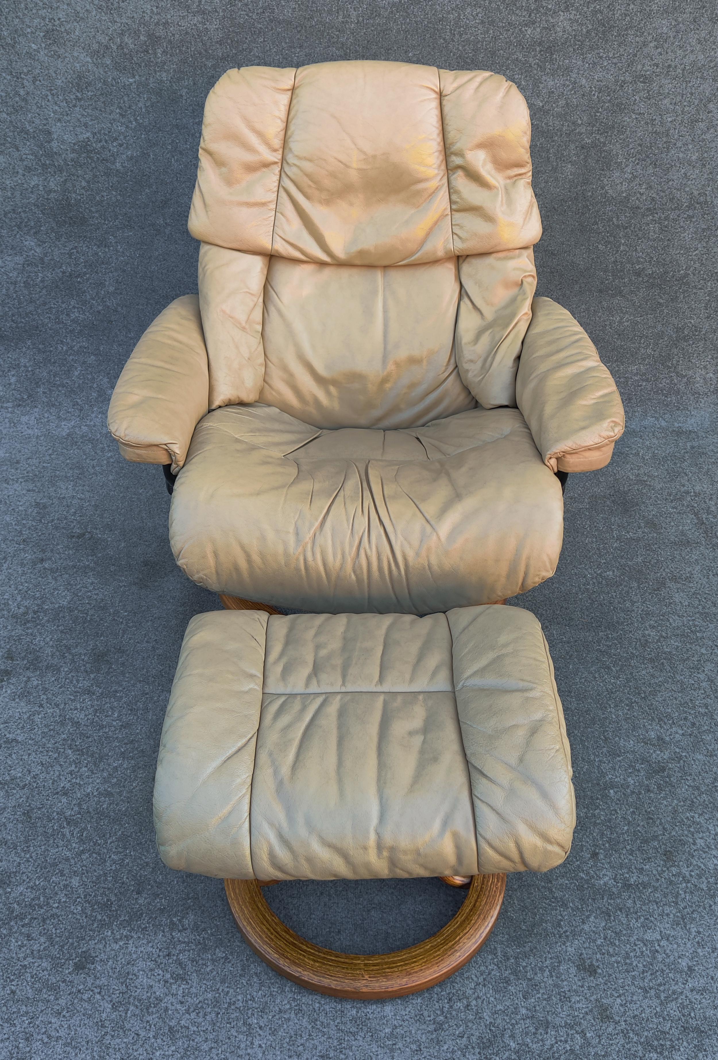Un fauteuil inclinable et un ottoman de style scandinave par Ekornes, leur marque Stressless. Avec des bases en bois de teck, un cadre en métal et un revêtement en cuir véritable, il s'agit d'un confortable fauteuil inclinable en cuir de couleur
