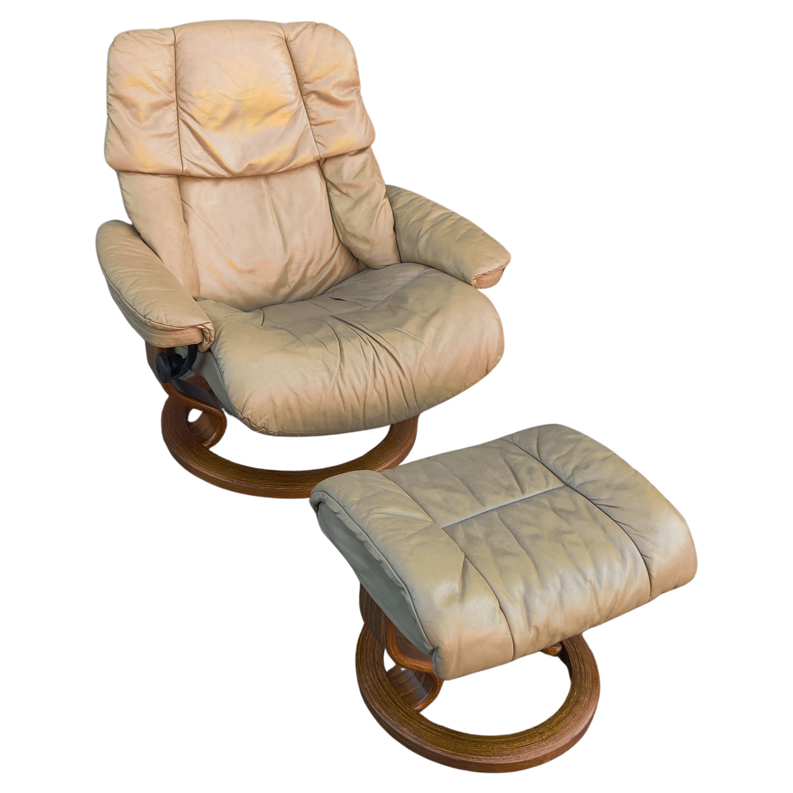 Fauteuil de relaxation Ekornes Stressless réglable en cuir de grès Norvège Moyen en vente