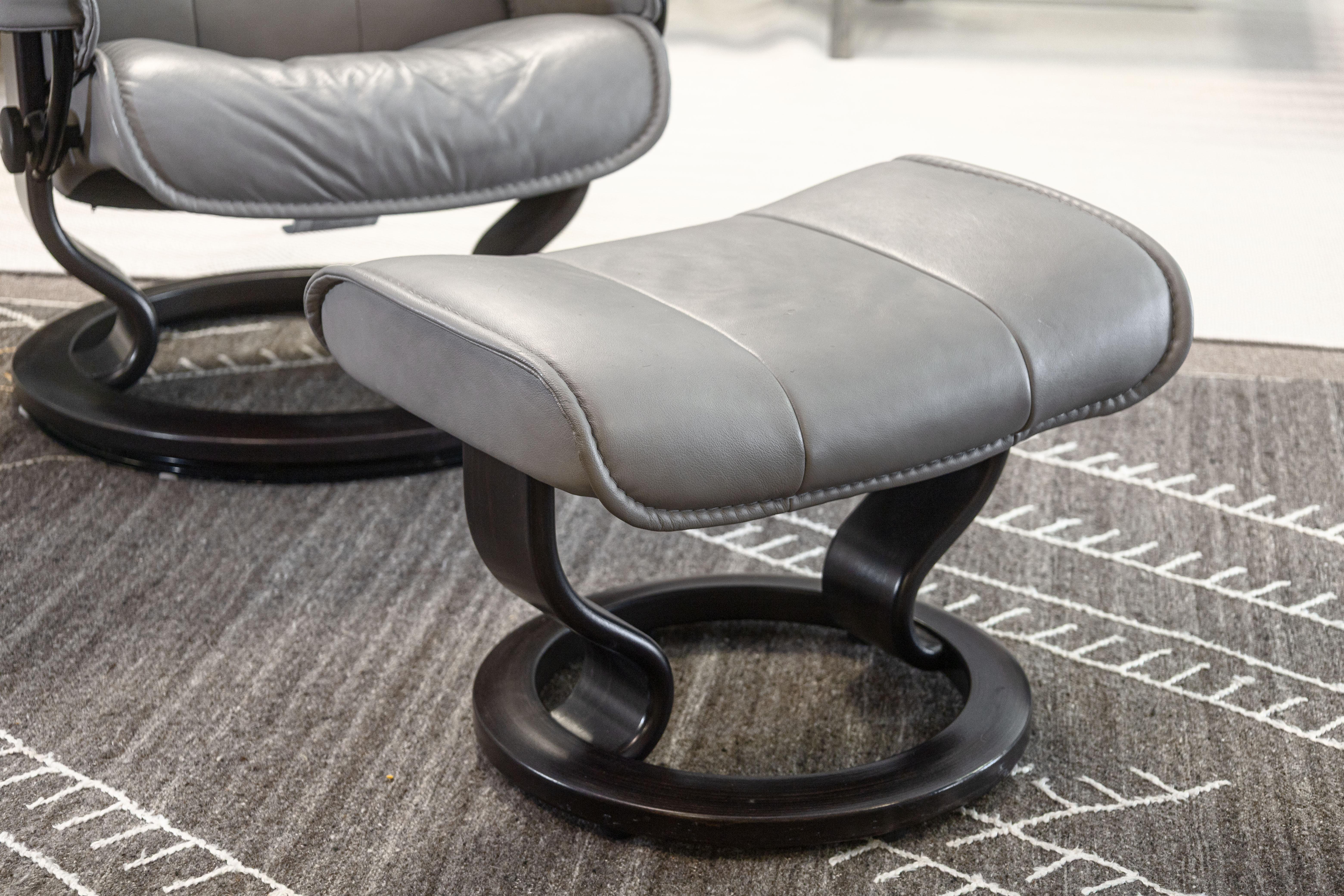Ekornes Stressless Admiral Classic Base Grau Loungesessel mit Tisch und Ottomane im Angebot 3