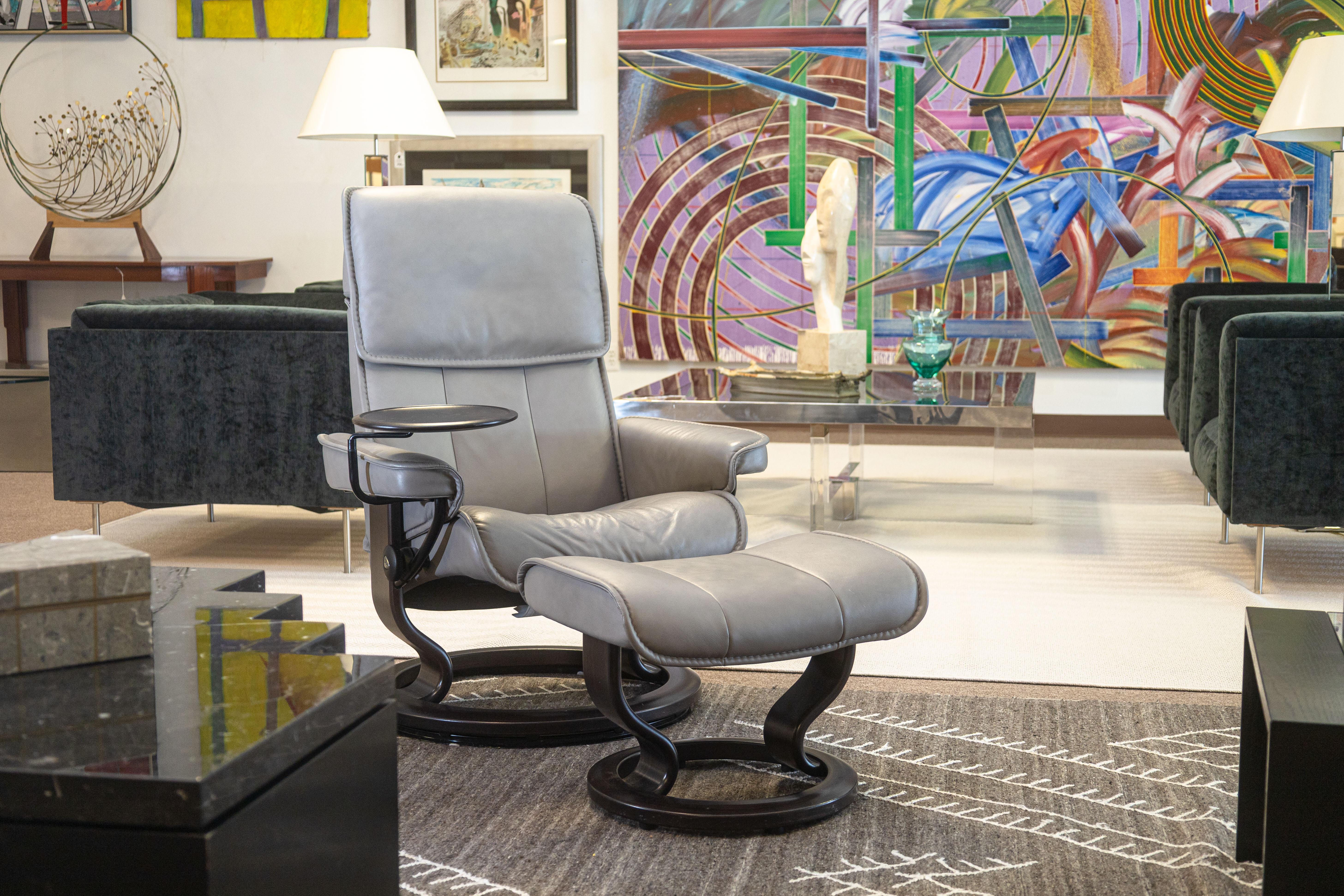 Ein Ekornes Stressless Admiral Sessel und Ottomane. Dies ist ein klassischer Loungesessel mit klassischem norwegischem Design. Stressless entwirft und produziert einige der komfortabelsten, funktionellsten und schönsten Lounges der Welt. Der