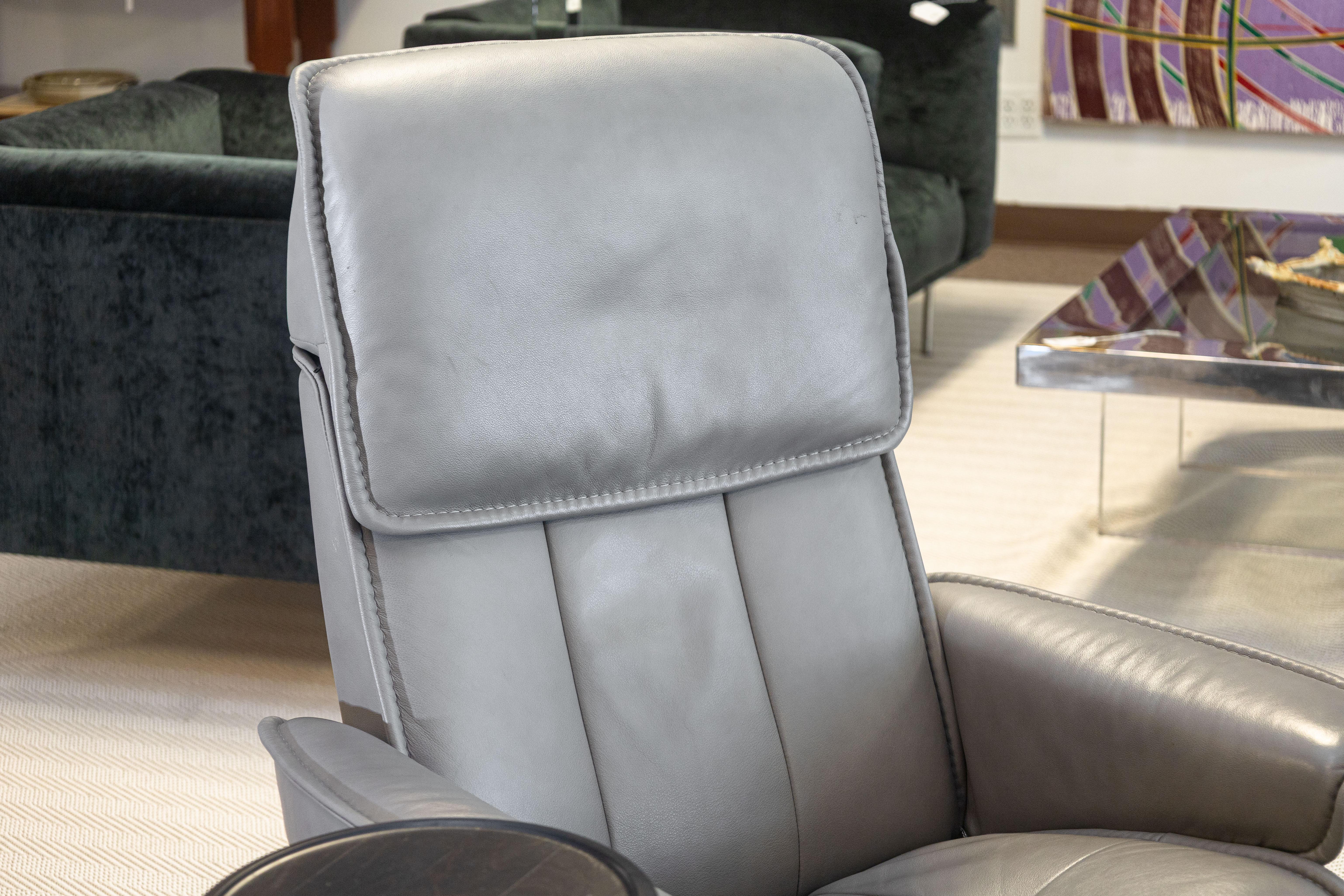 Ekornes Stressless Admiral Classic Base Grau Loungesessel mit Tisch und Ottomane (Moderne) im Angebot