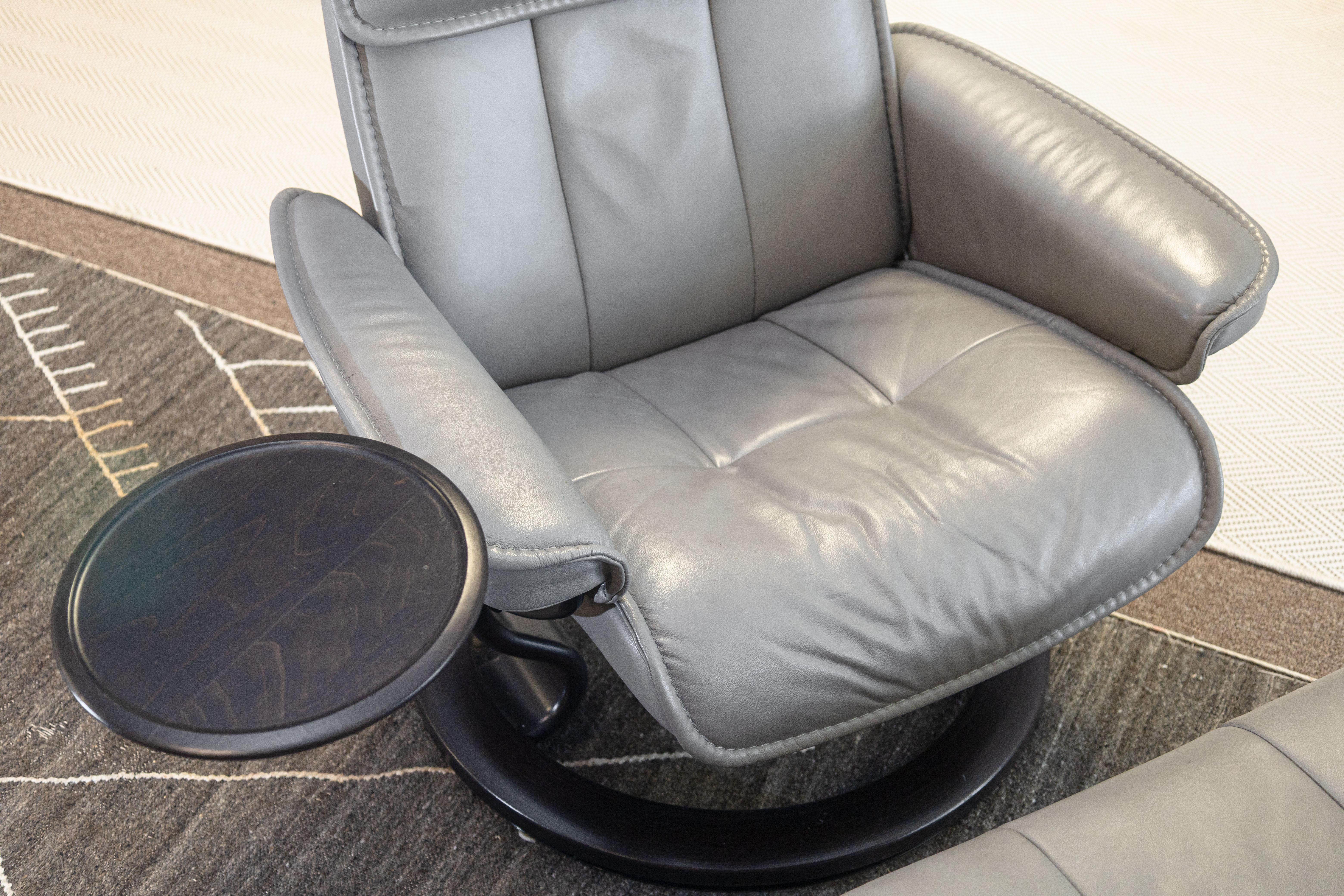 Ekornes Stressless Admiral Classic Base Grau Loungesessel mit Tisch und Ottomane (Norwegisch) im Angebot